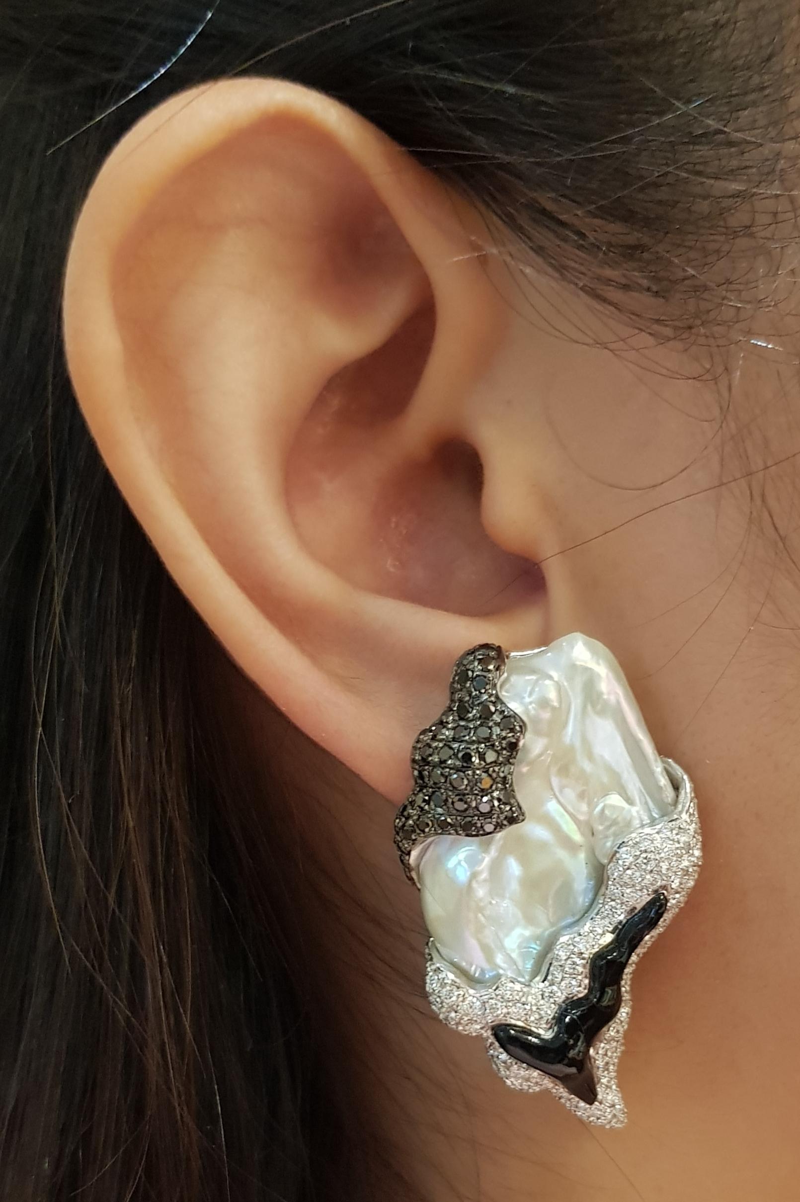 Perle, schwarzer Diamant 1,20 Karat und Diamant 1,81 Karat Ohrringe in 18 Karat Weißgoldfassung

Breite:  2.5 cm 
Länge:  4.5 cm
Gesamtgewicht: 33,18 Gramm

