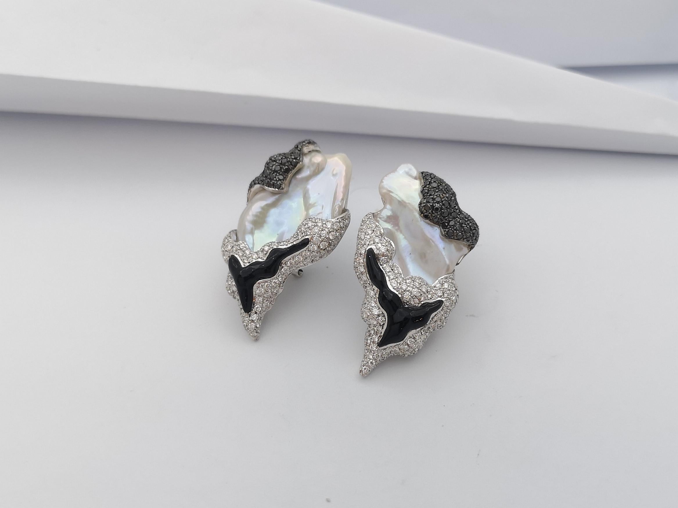 Pearl, Black Diamond and Diamond Earrings Set in 18 Karat White Gold Settings In New Condition For Sale In Bangkok, TH