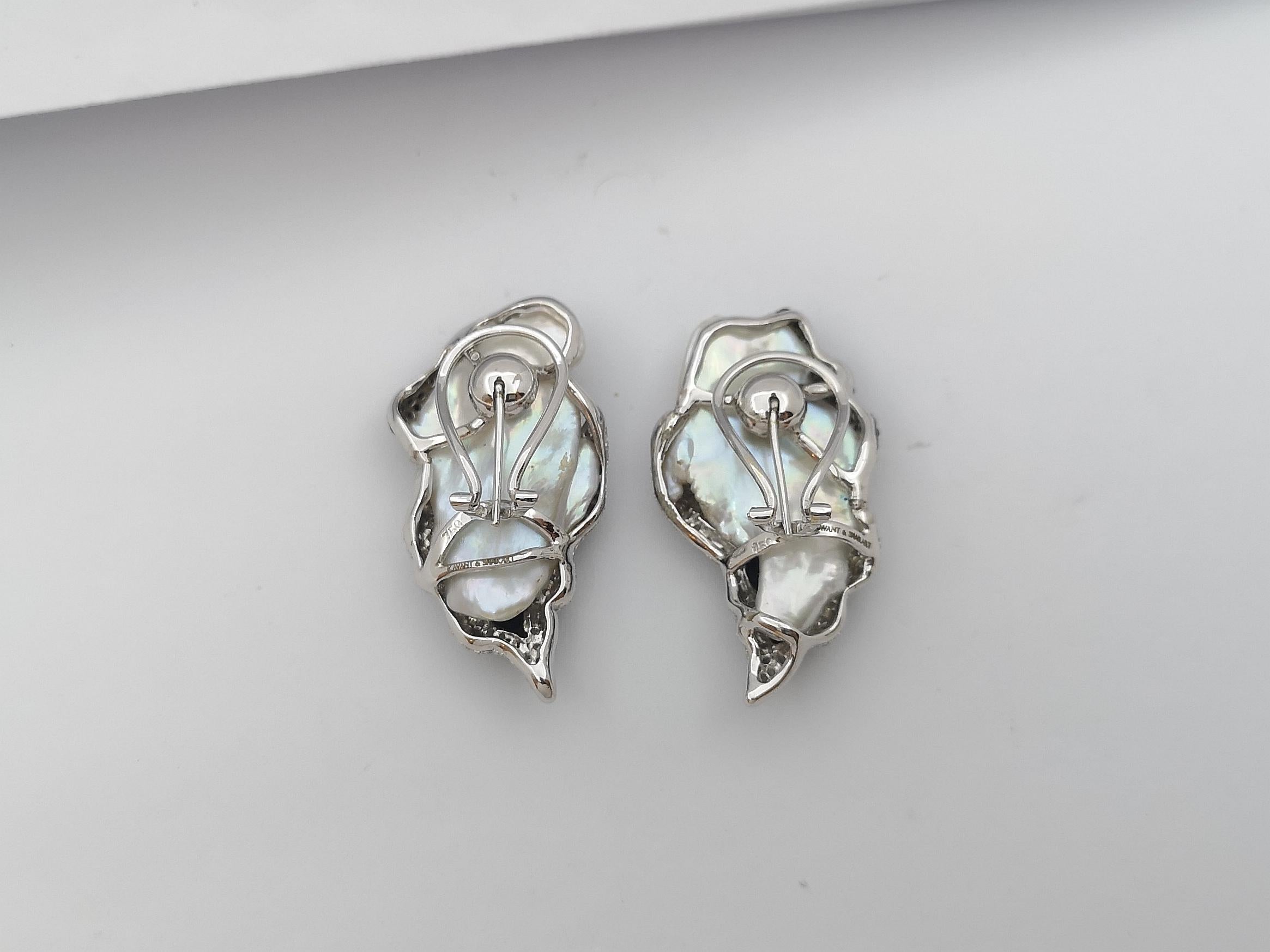 Boucles d'oreilles en or blanc 18 carats avec perles, diamants noirs et diamants en vente 1