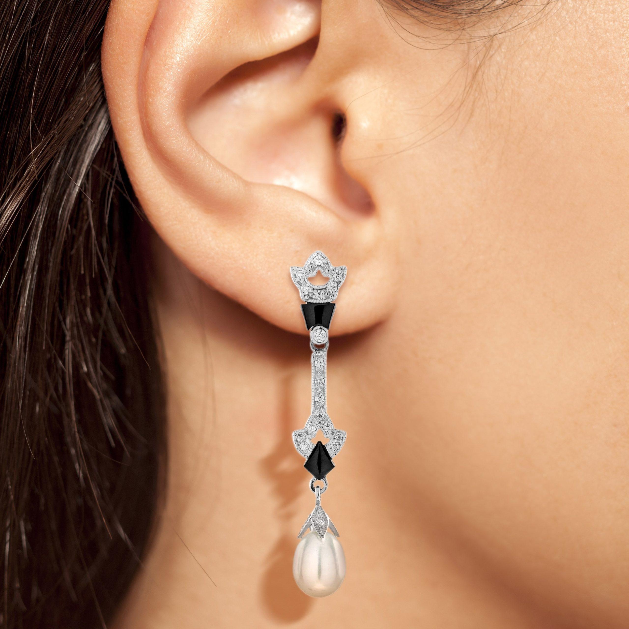 Taille ronde Boucles d'oreilles pendantes en or blanc, perles et onyx noir, diamants, style Art Déco en vente