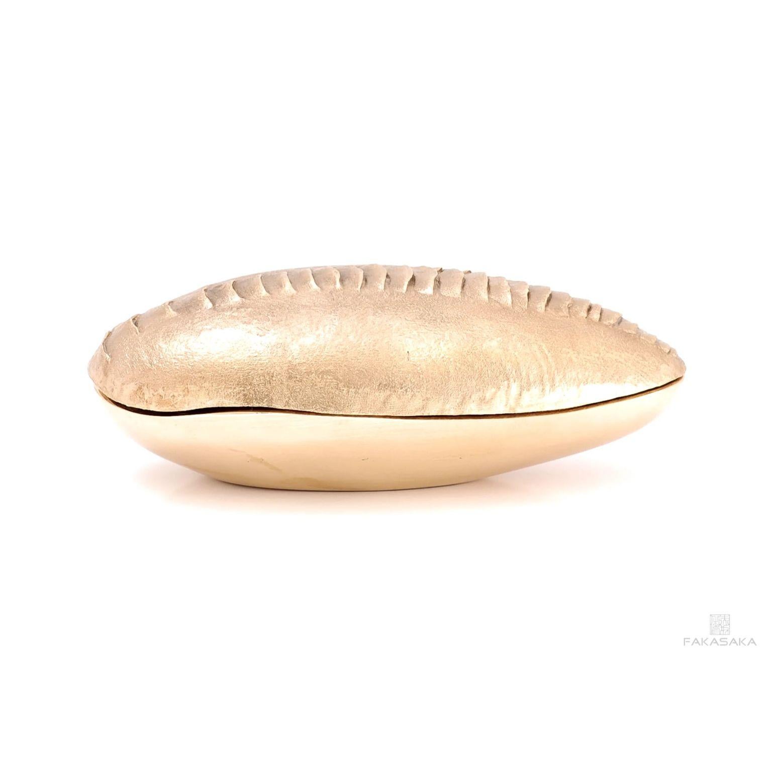 Pearl box by Fakasaka design.
Dimensions: W 26 cm D 14 cm H 9 cm.
Materials: polished bronze.

 Fakasaka is a design company focused on production of high-end furniture, lighting, decorative objects, jewels, and accessories.

 Established in