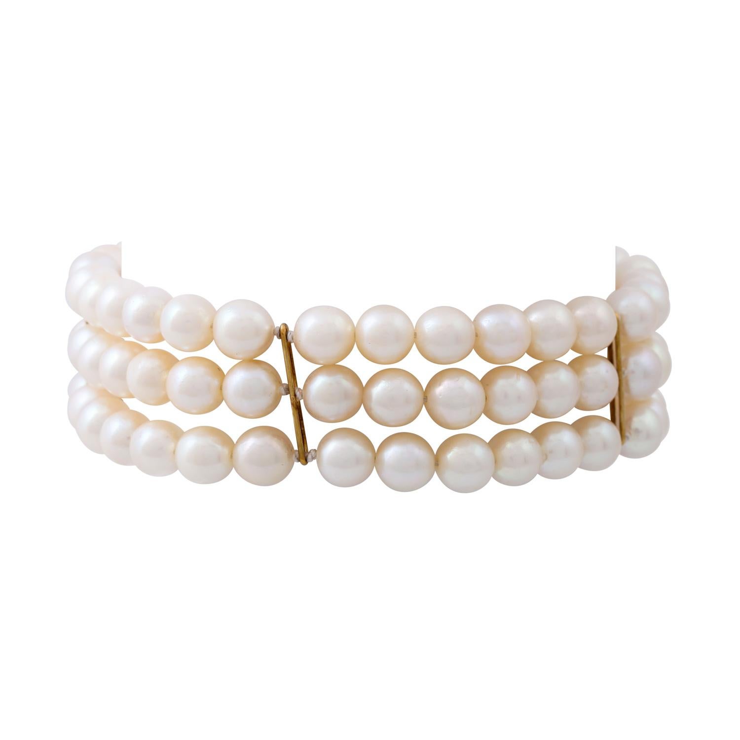 3x 26 Akoya cultured pearls, white-rose, beautiful luster, WMM, D: 6.3-6.5 mm, clasp with applied monogram 'EL' and 4 bars GG 18K, 37.1 g, late 20th century, slight signs of wear, Handmade, a copy of the certificate is enclosed.

 Pearl bracelet, 3