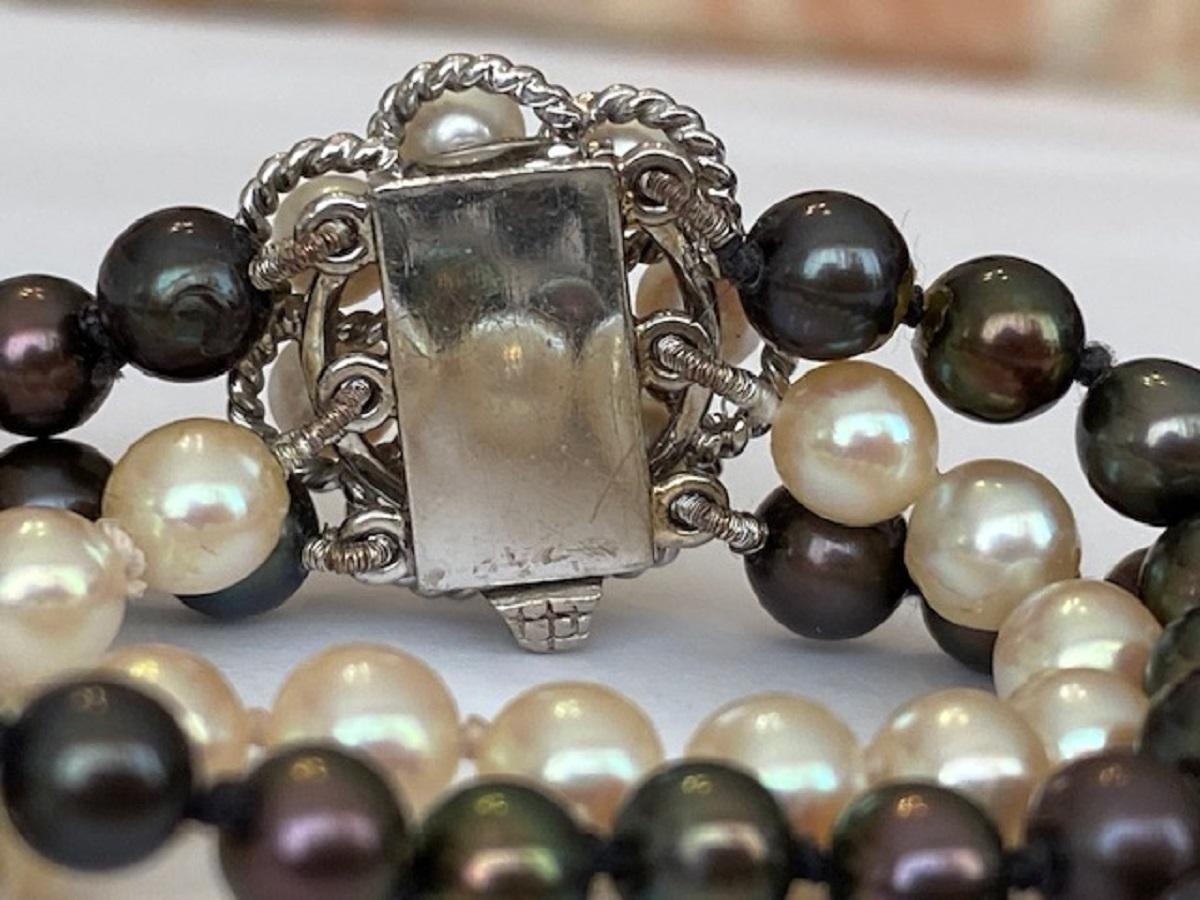 Bracelet de perles Circa 1970 s Perles de culture Fermoir en or en vente 6