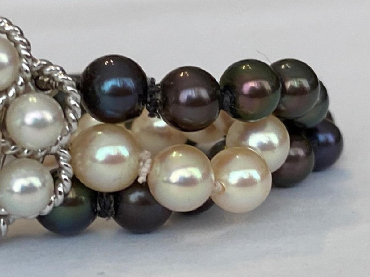 Bracelet de perles Circa 1970 s Perles de culture Fermoir en or en vente 8