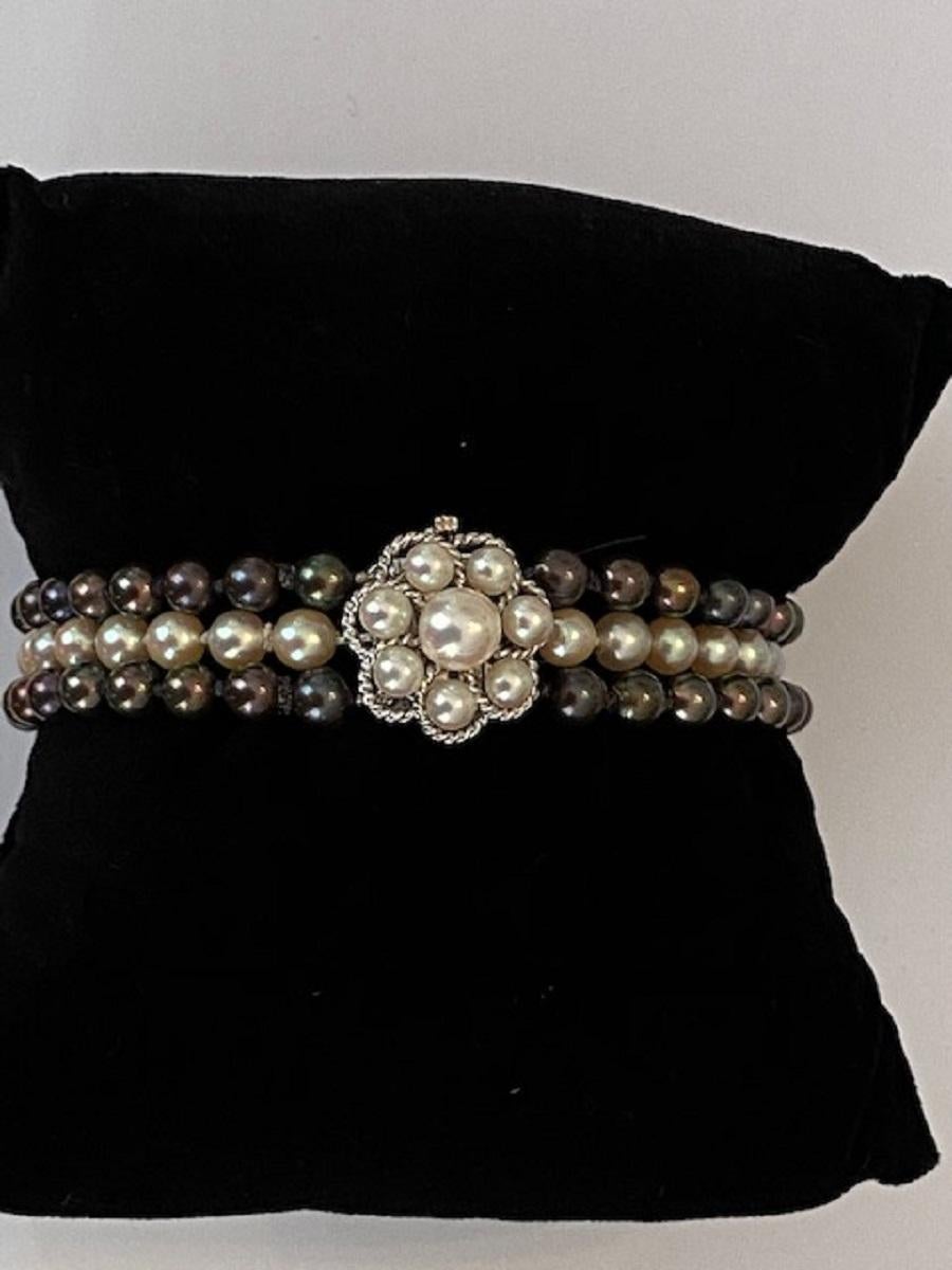 Bracelet Vintage offert avec fermoir en or : 30 pièces de perles blanches avec un ton blanc-rosé crémeux et 64 pièces de perles noires avec un ton vert et violet. La taille des perles : de 4,70 mm à 4,90 mm. Le fermoir en or est orné de 8 perles.
