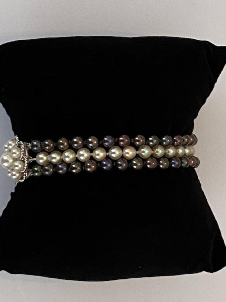 Romantique Bracelet de perles Circa 1970 s Perles de culture Fermoir en or en vente