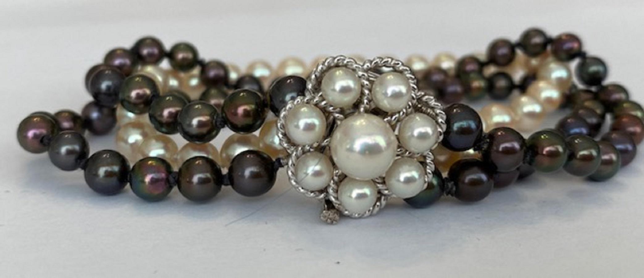 Non taillé Bracelet de perles Circa 1970 s Perles de culture Fermoir en or en vente
