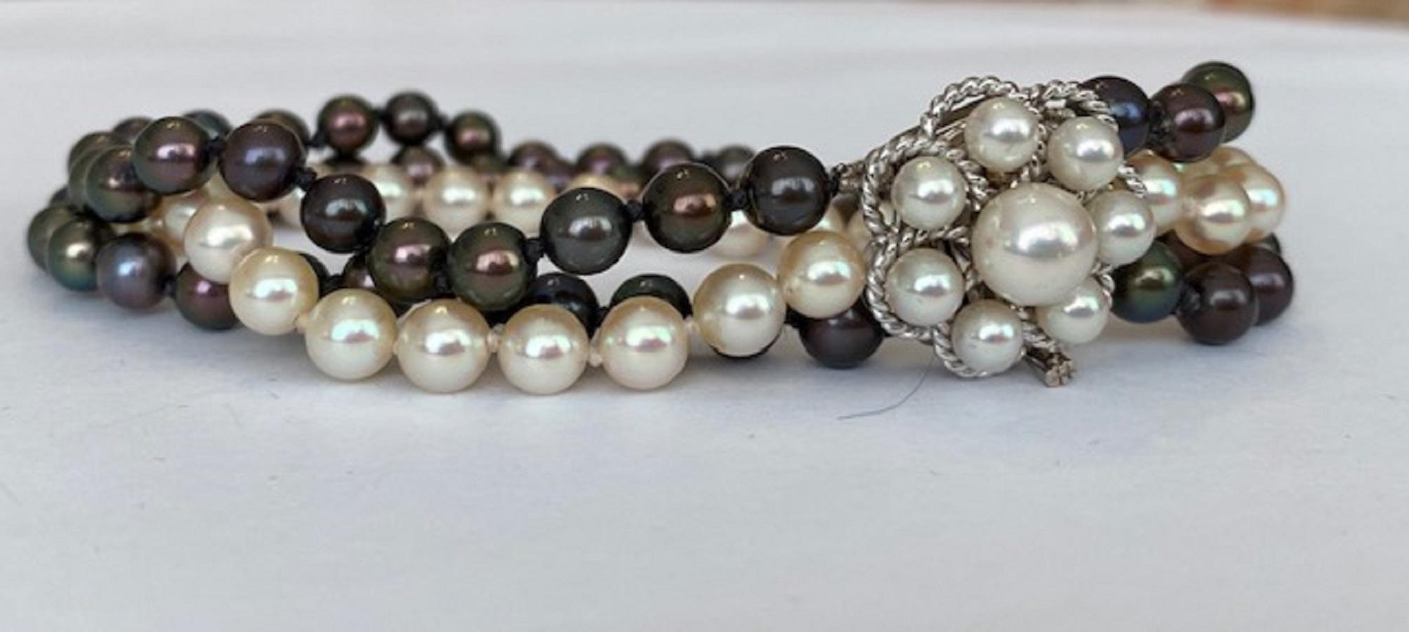 Pearl Bracelet Circa 1970 s Cultured Pearls Gold Clasp In Good Condition For Sale In AMSTERDAM, NL