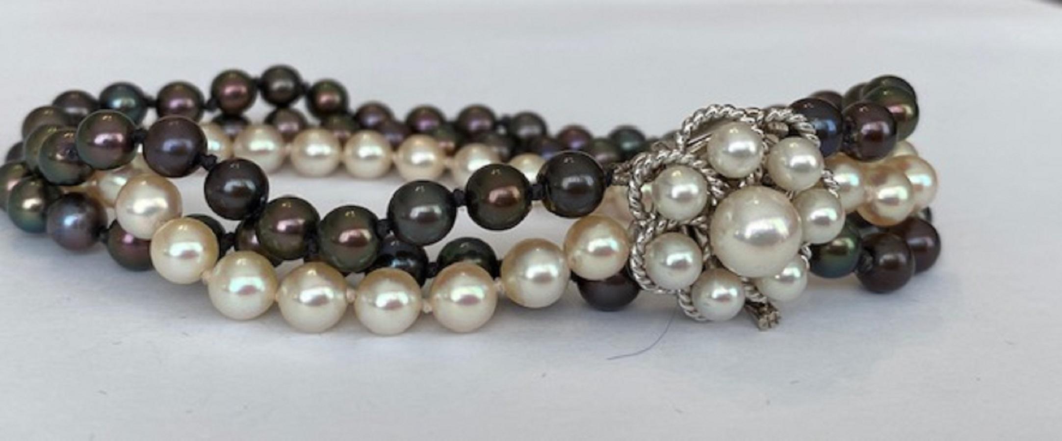 Women's Pearl Bracelet Circa 1970 s Cultured Pearls Gold Clasp For Sale