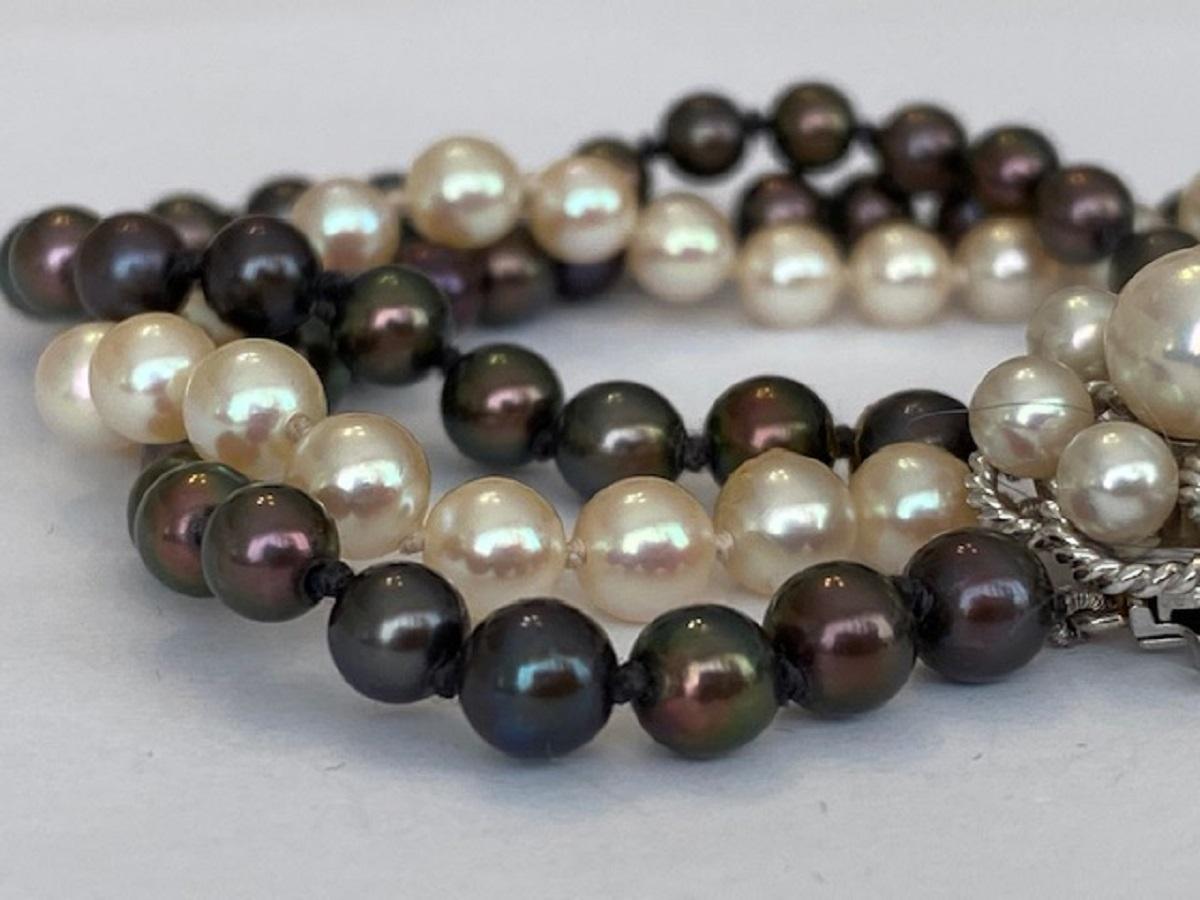 Bracelet de perles Circa 1970 s Perles de culture Fermoir en or en vente 3