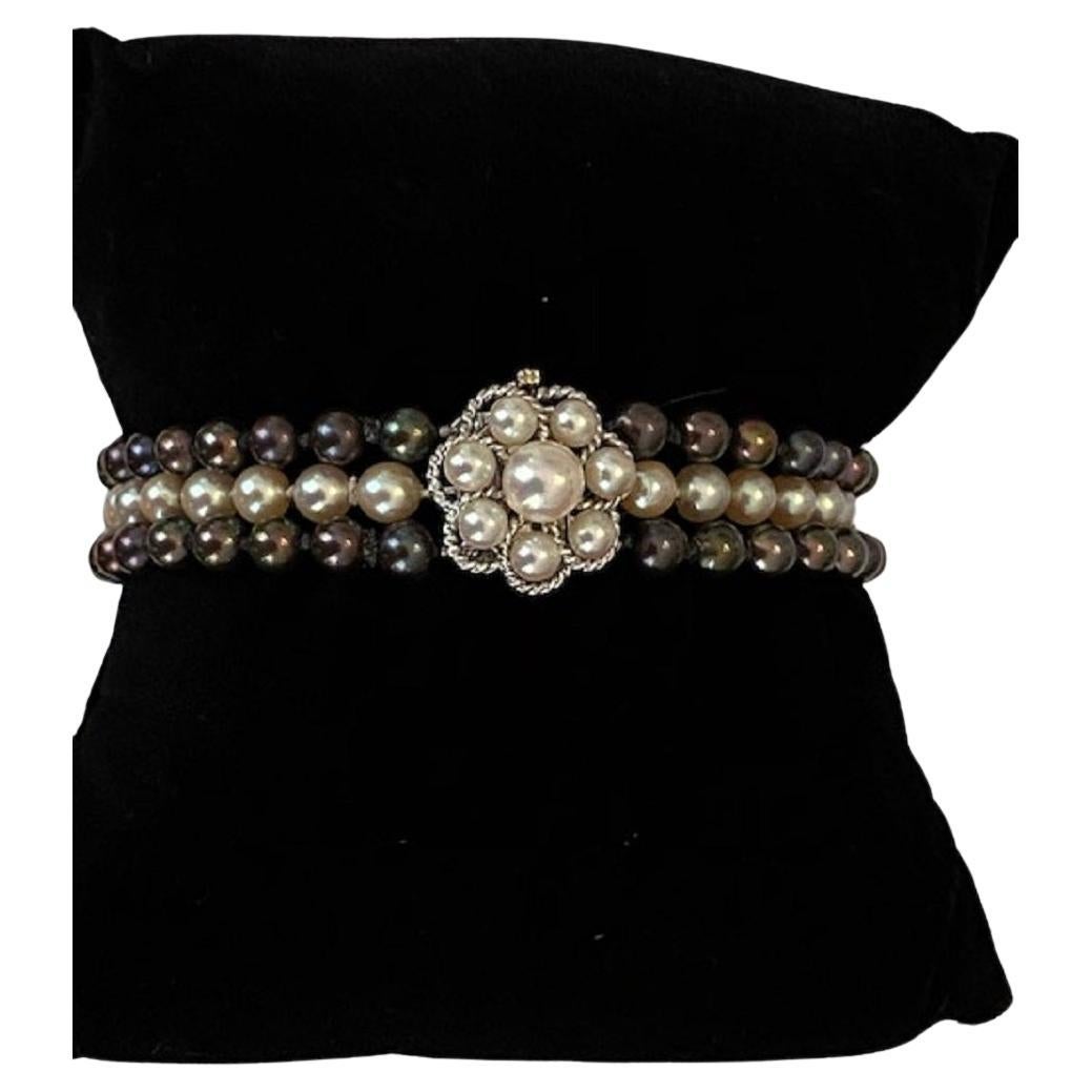 Bracelet de perles Circa 1970 s Perles de culture Fermoir en or en vente