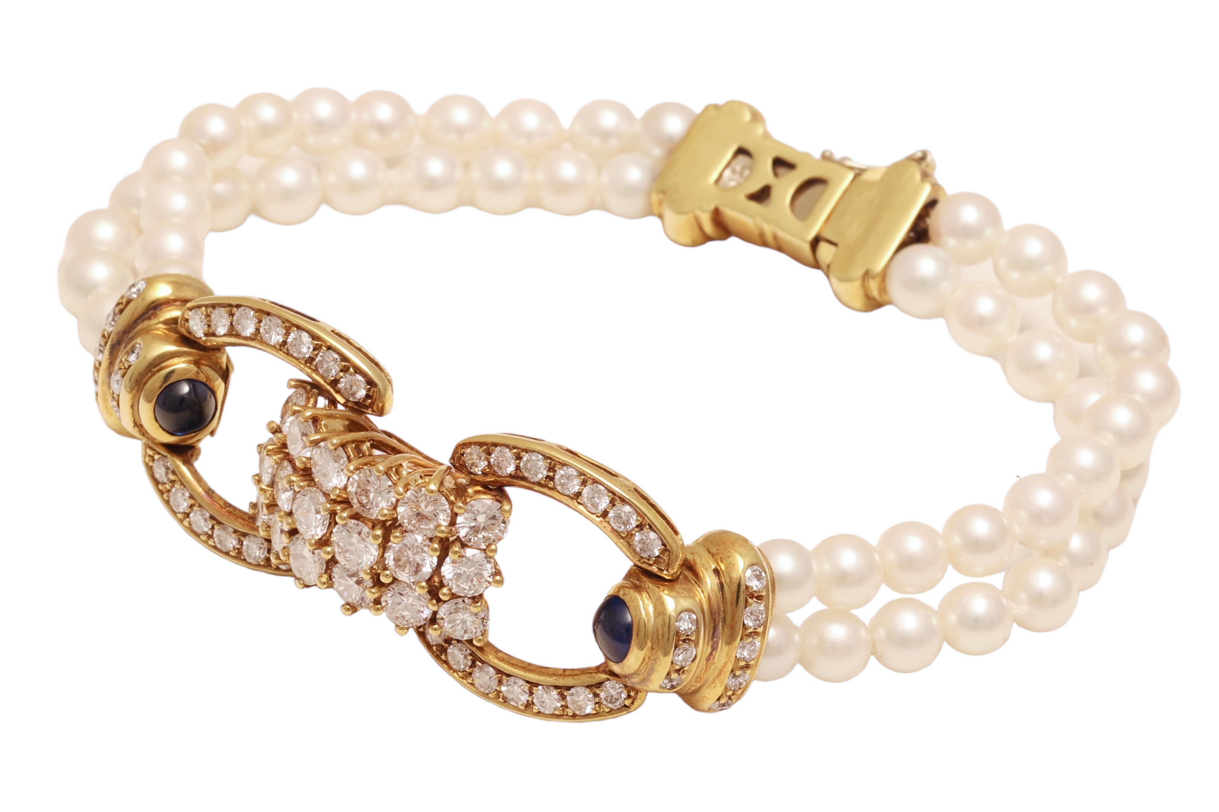 Elegant bracelet de perles en or 18 kt. Or jaune serti de 3.58 ct. Diamants, perles et saphirs

Diamants : Diamants taillés en brillant, ensemble d'environ 3.58 ct.

Perles : 48 perles, diamètre 4,5 mm par perle

Saphirs : 2 saphirs cabochons bleus