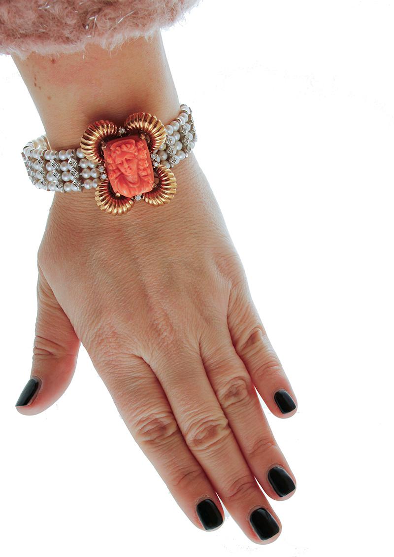 Bracelet perles avec fermeture en or et corail en vente 1