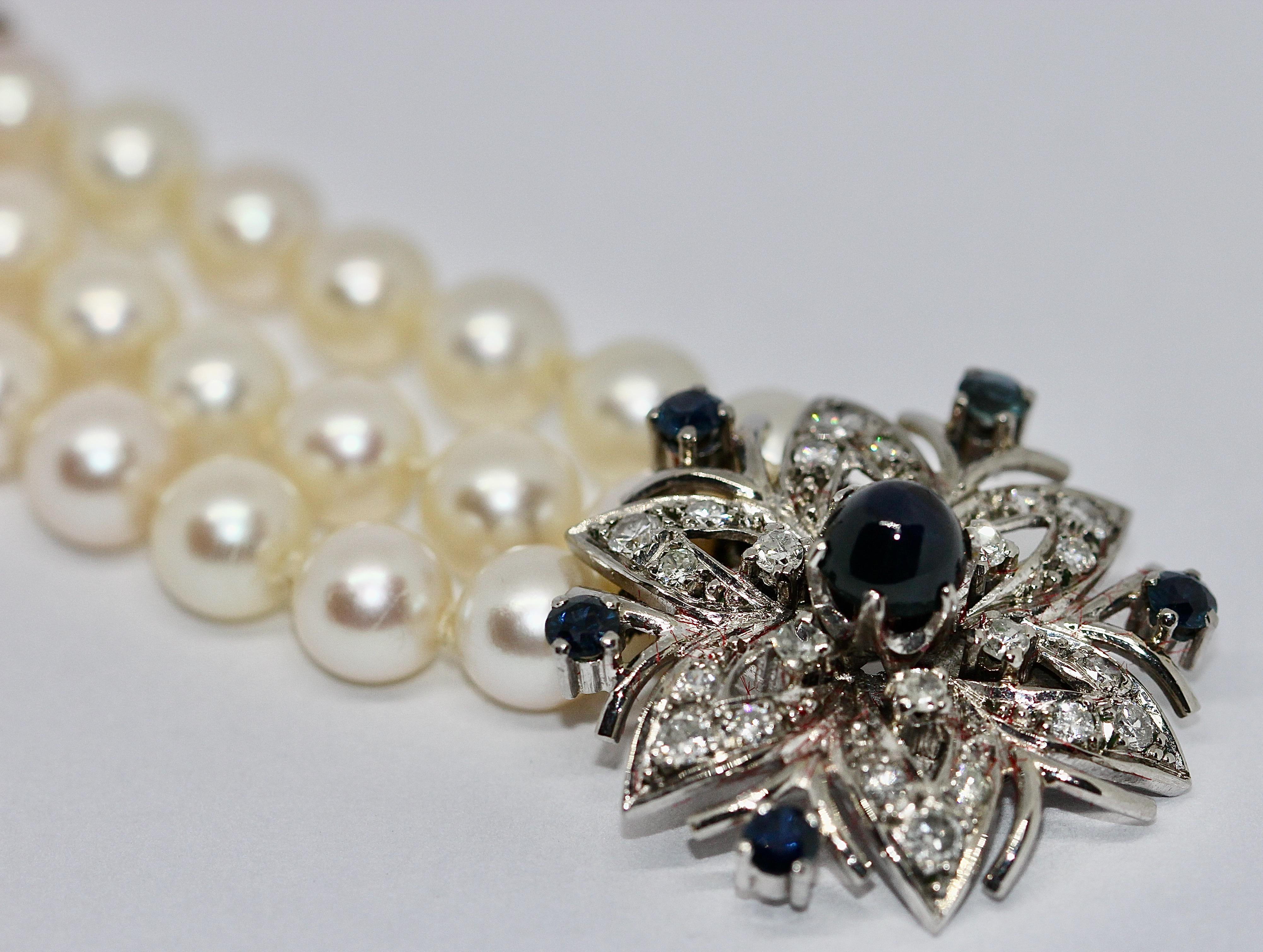 Taille ronde Bracelet de perles avec grand fermoir en or blanc, serti de saphirs et de diamants en vente