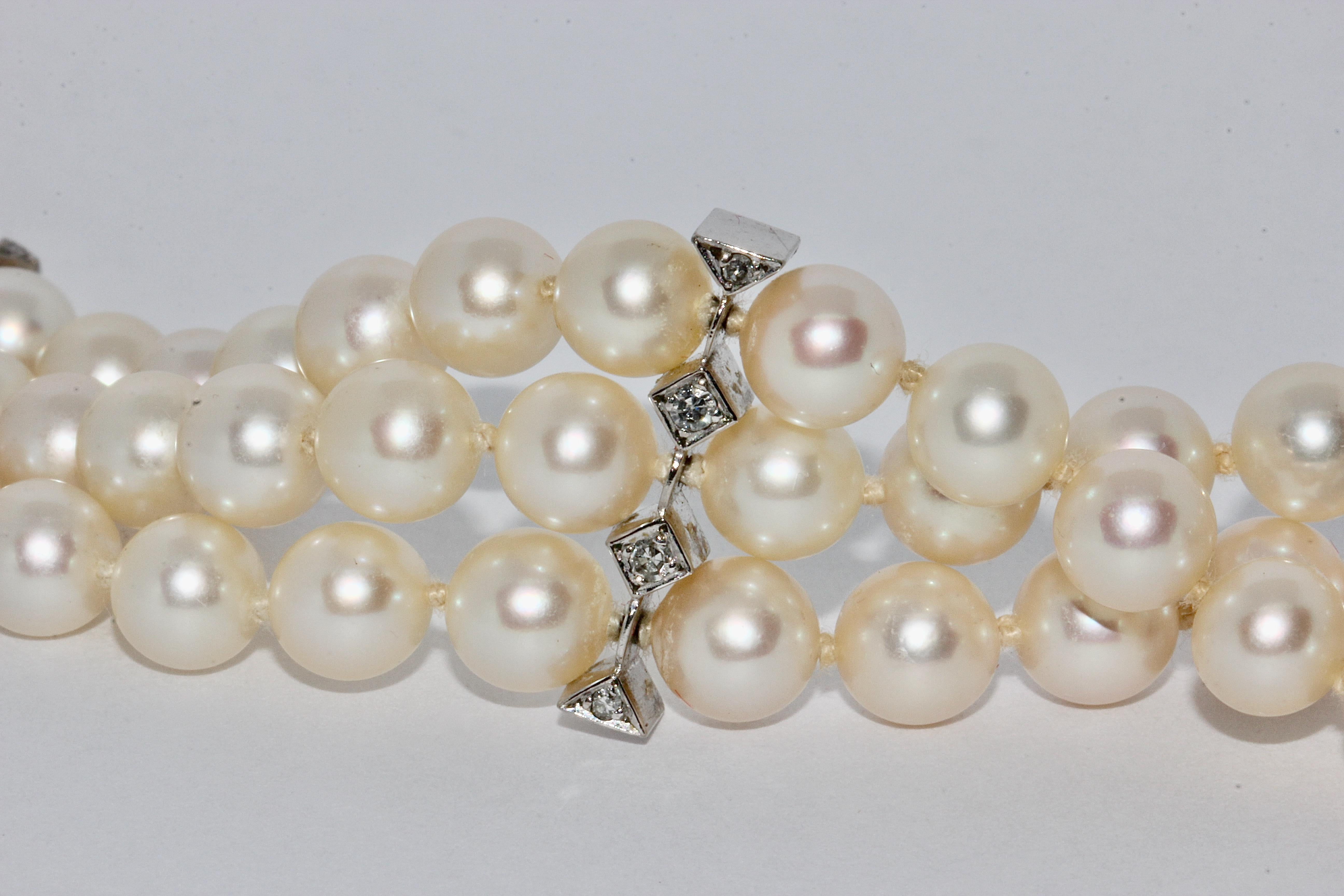 Bracelet de perles avec grand fermoir en or blanc, serti de saphirs et de diamants Bon état - En vente à Berlin, DE