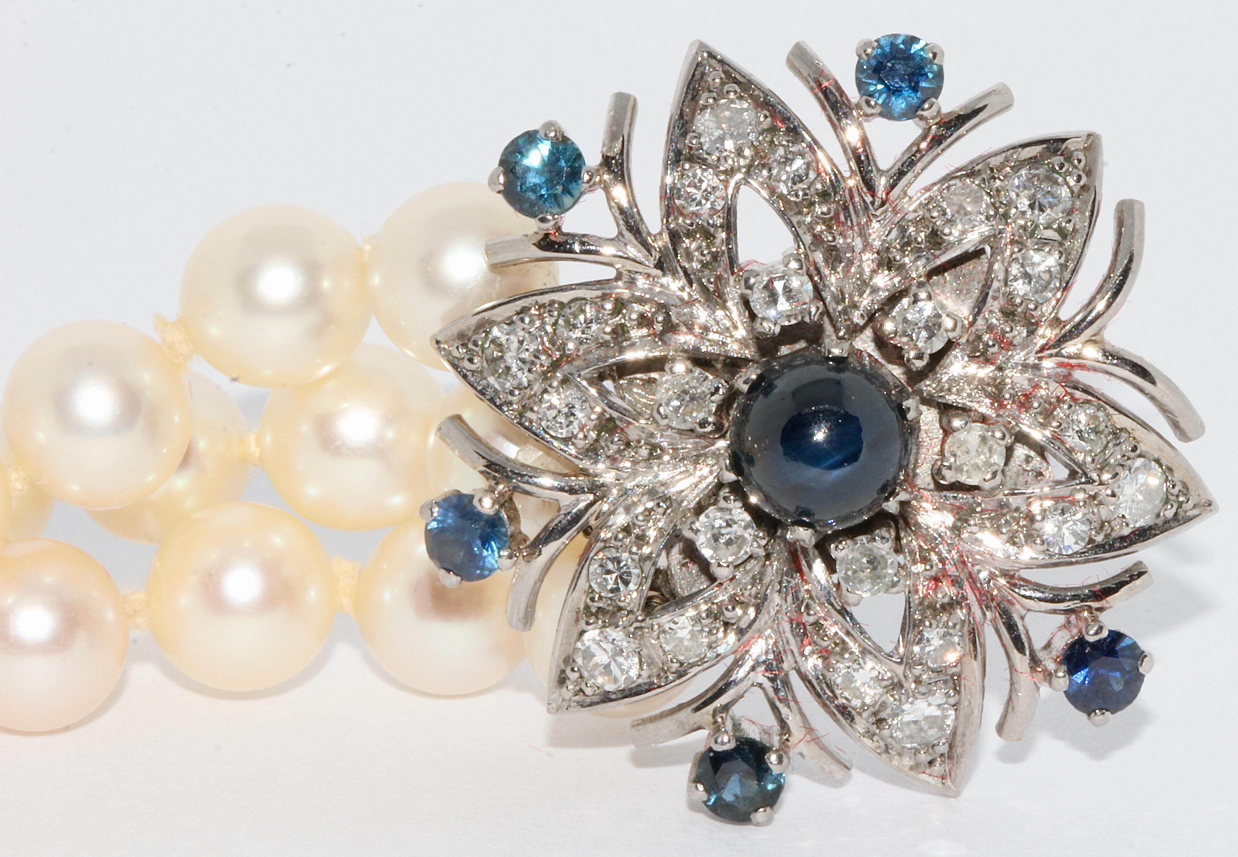 Bracelet de perles avec grand fermoir en or blanc, serti de saphirs et de diamants Pour femmes en vente