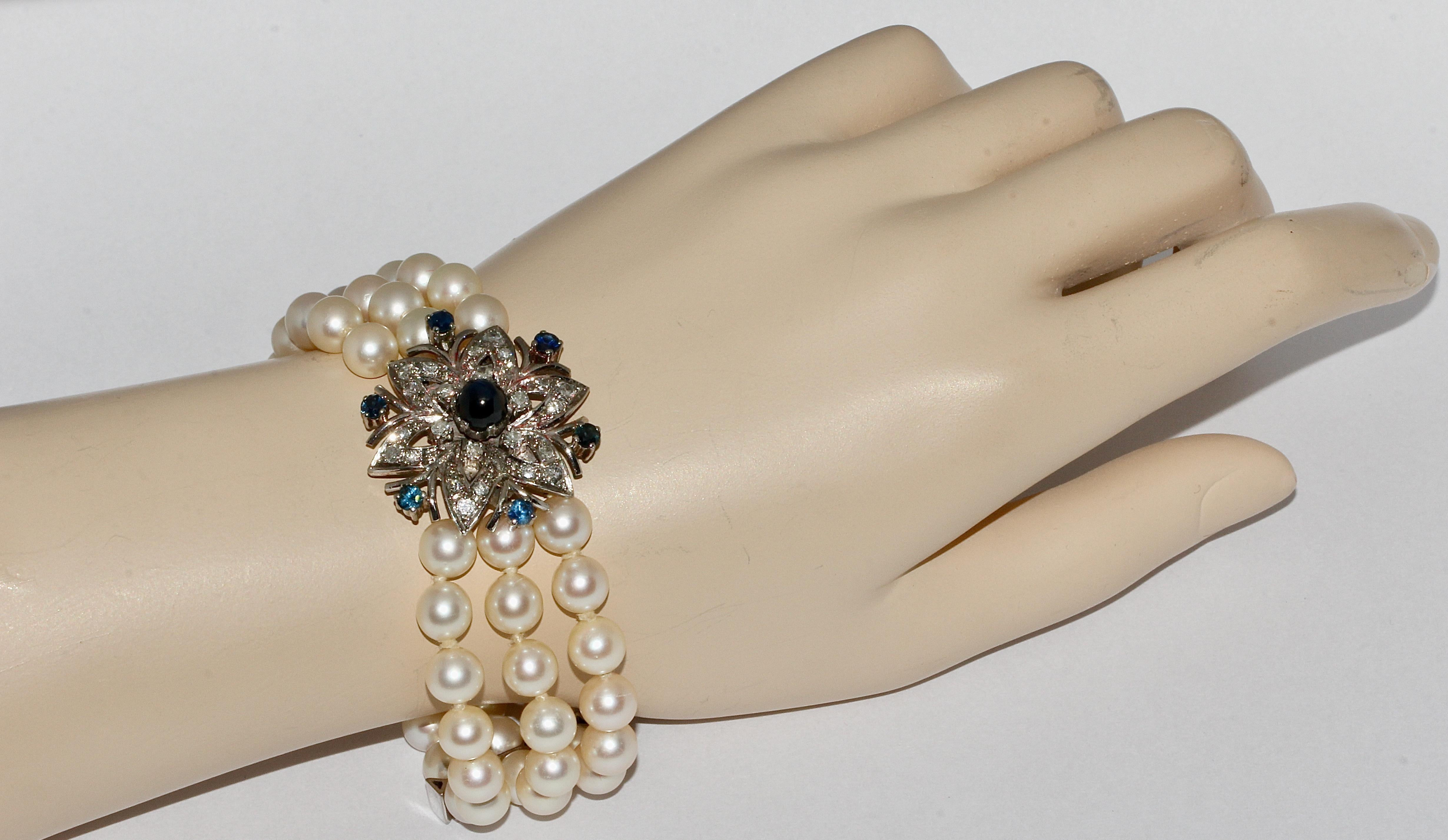 Bracelet de perles avec grand fermoir en or blanc, serti de saphirs et de diamants en vente 2