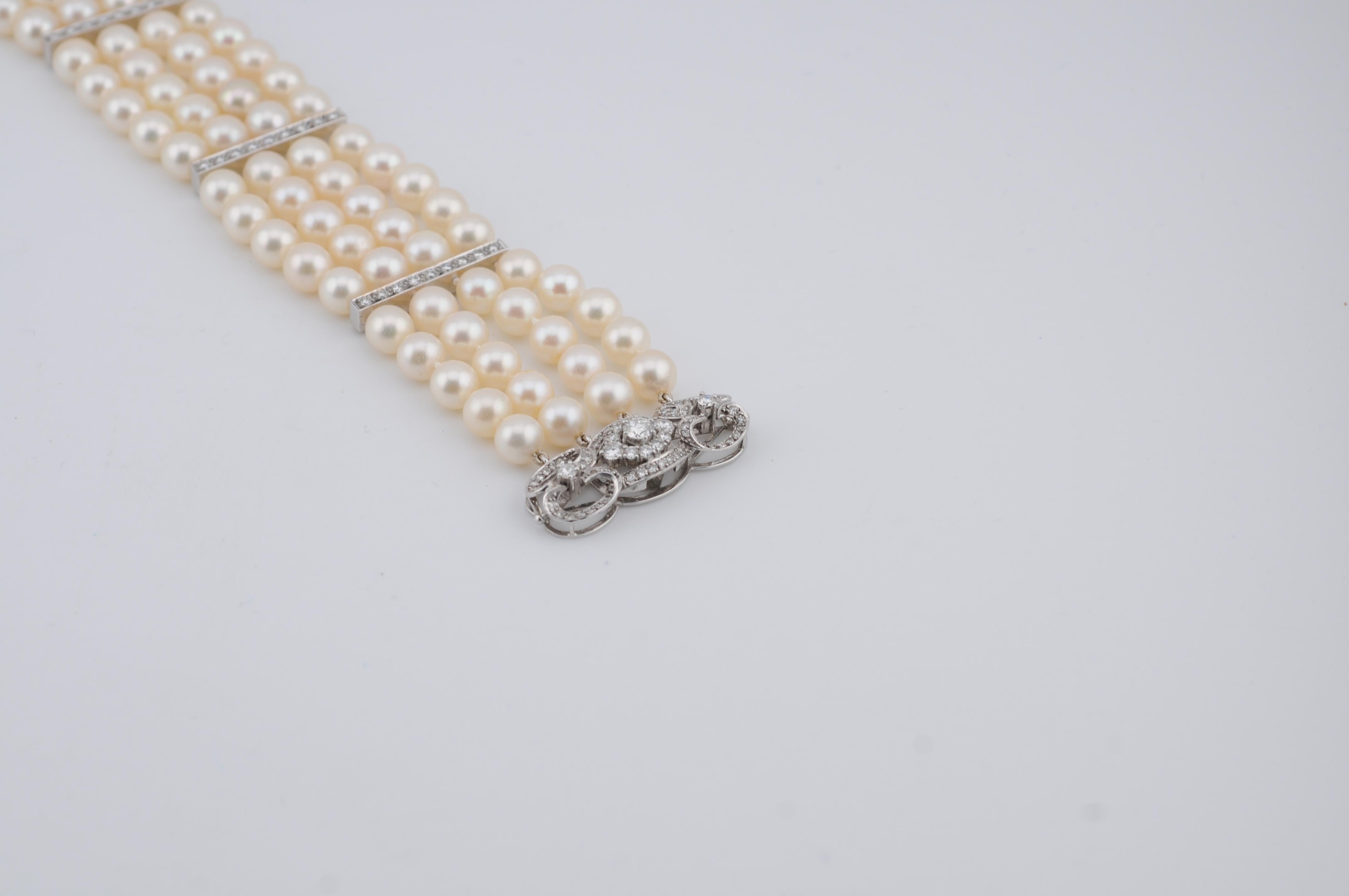 Elegante bracciale di perle a quattro fili realizzato con perle naturali di coltura che mostrano un'ottima lucentezza.
Accentuato da circa 3 carati di diamanti naturali, incastonati in oro bianco 18 carati.
Peso totale: 62,83 g.

Un bracciale di