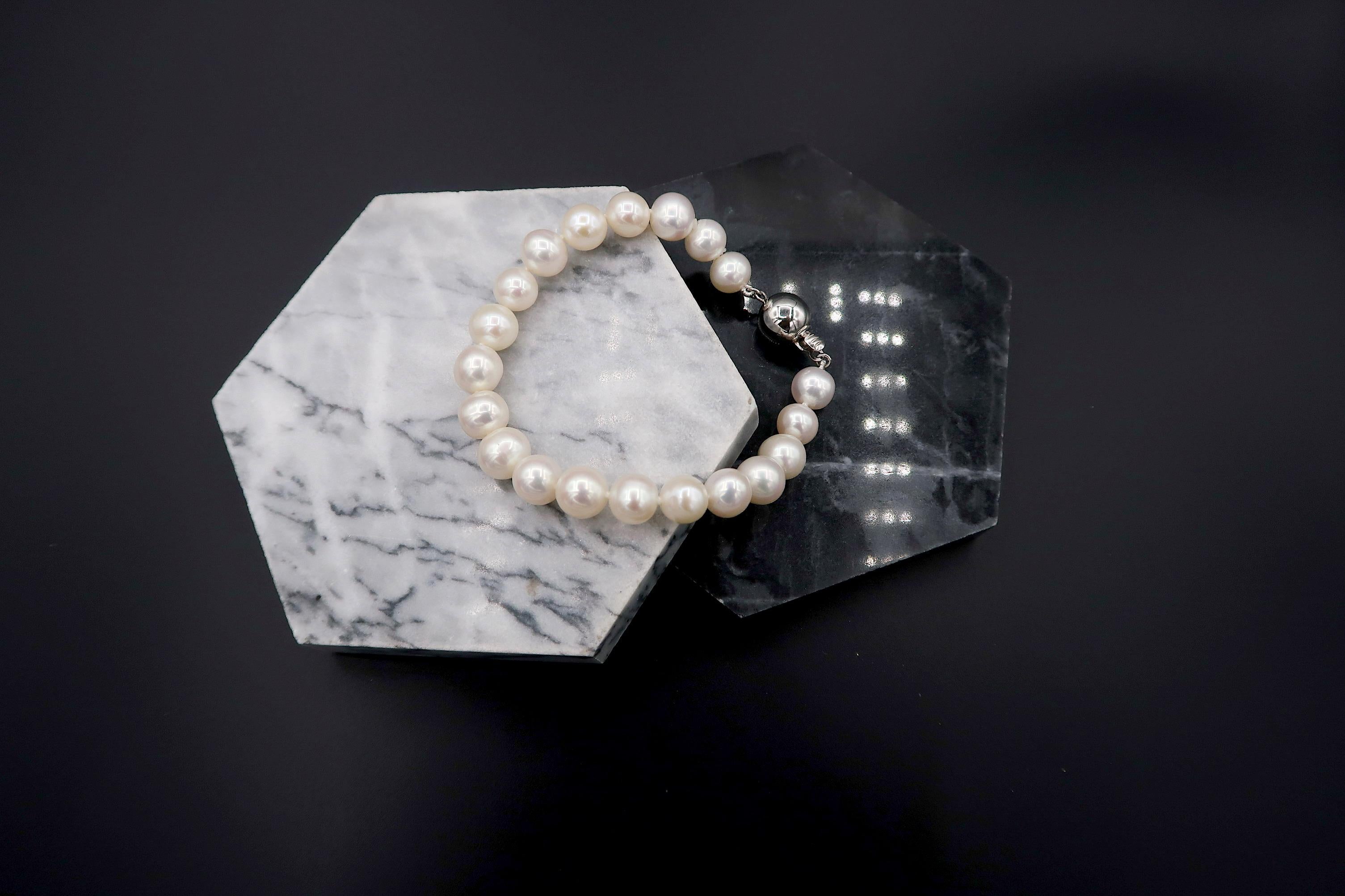 Pearl Bracelet with Silver Clasp

Length: 7.25 inches
Pearl: Freshwater, Near Round, 8-9 mm -- lustrous like Akoya