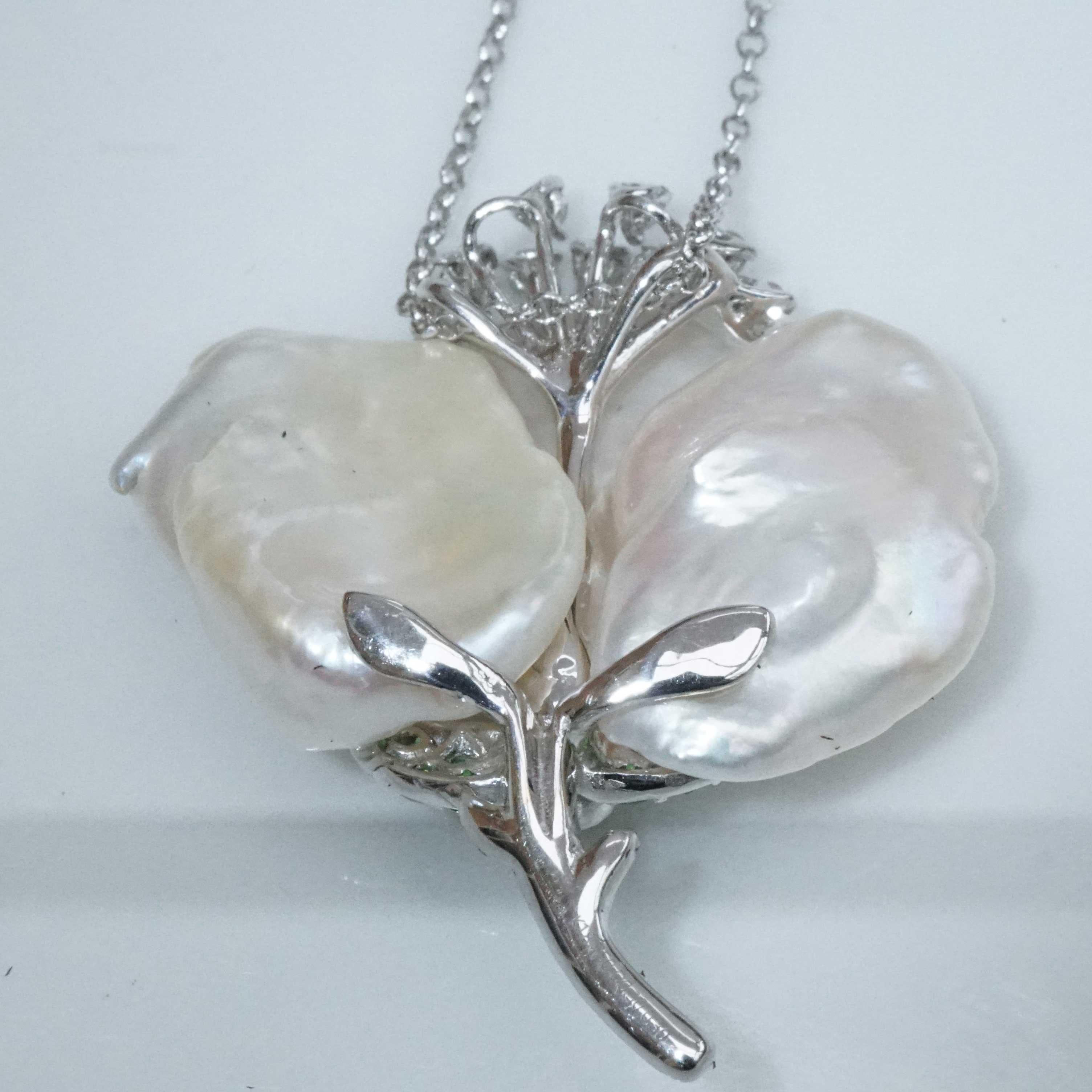 Pearl Brilliant Tsavorite Necklace forever frozen amazing designed Flower  For Sale 5