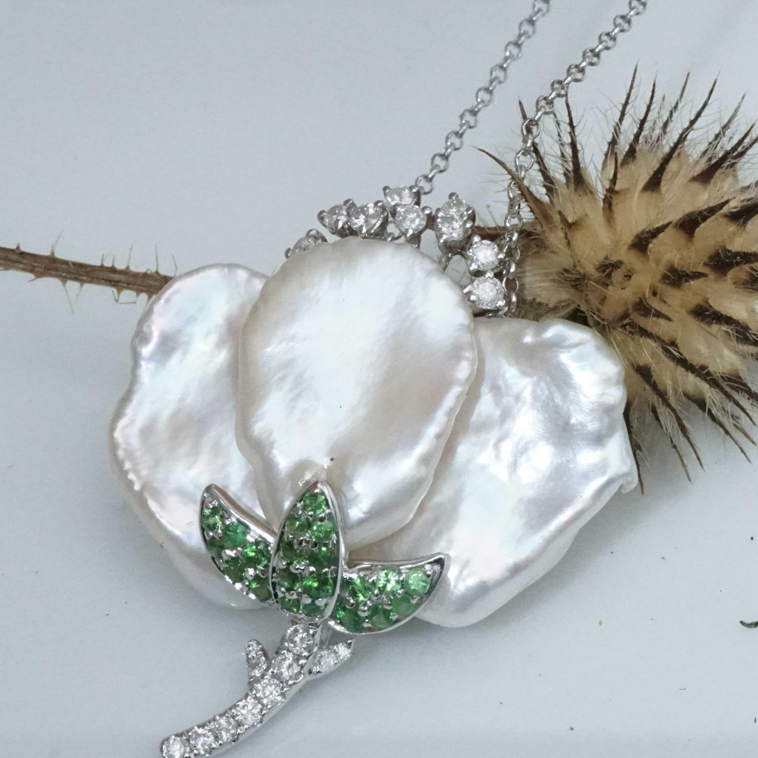 Pearl Brilliant Tsavorite Necklace forever frozen amazing designed Flower  For Sale 6