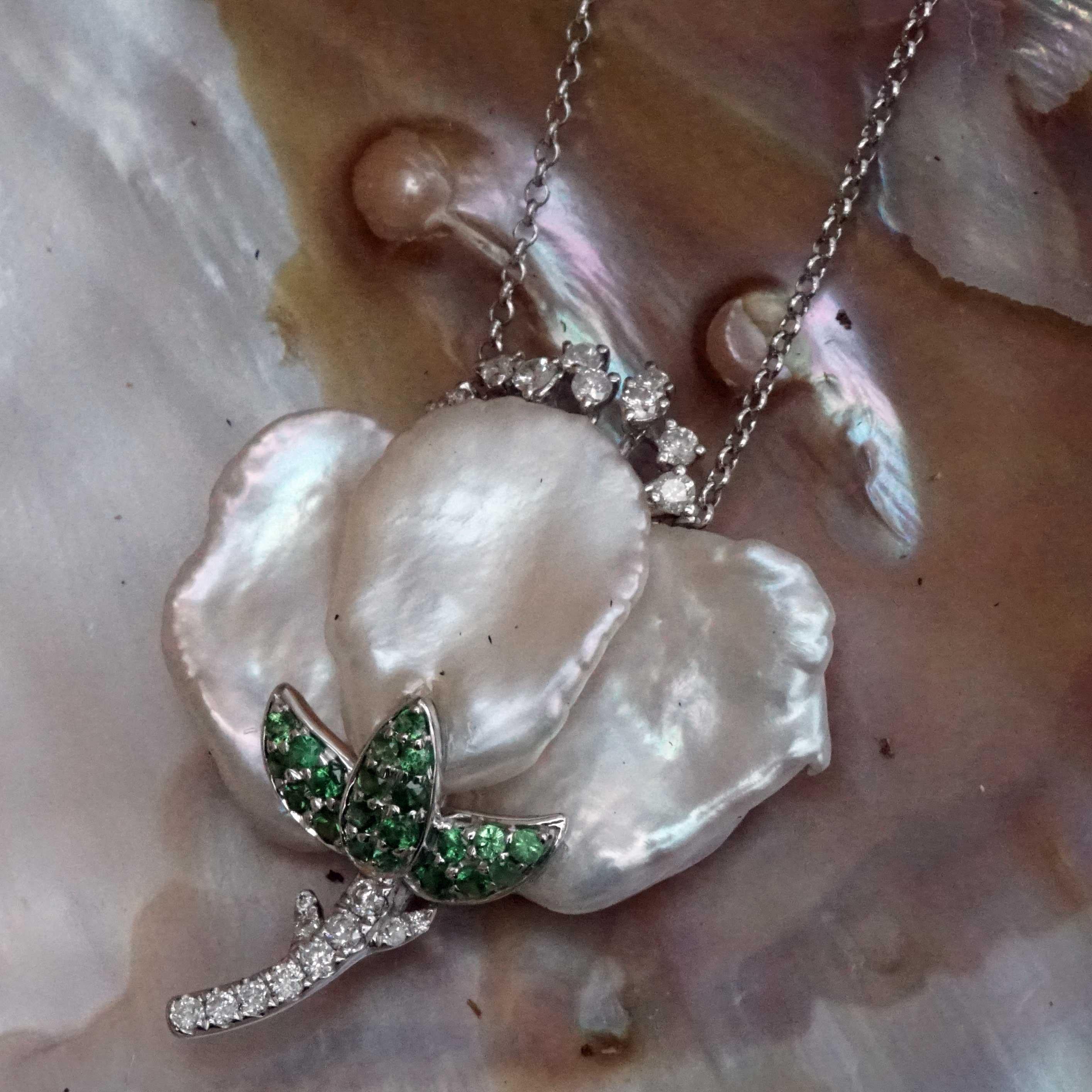 Pearl Brilliant Tsavorite Necklace forever frozen amazing designed Flower  For Sale 7