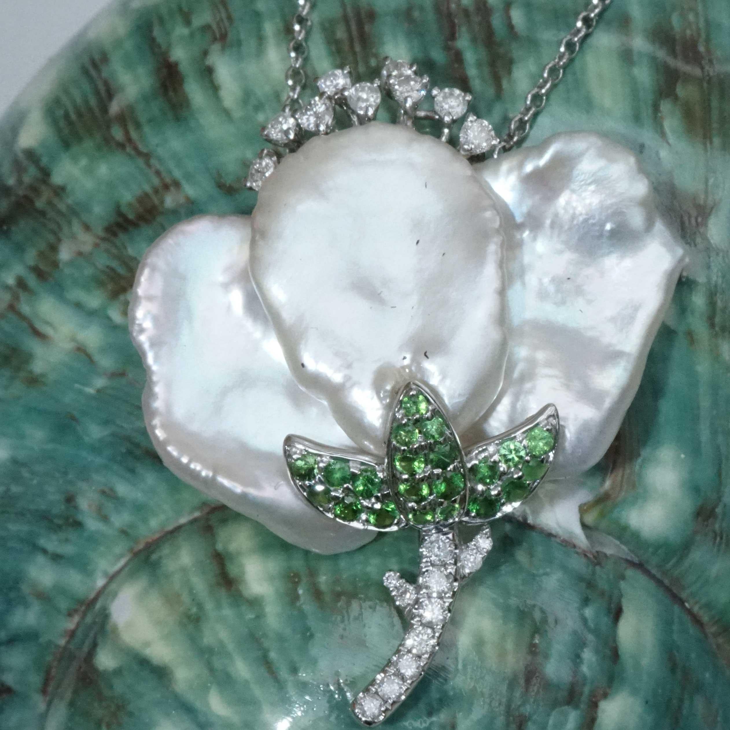 Pearl Brilliant Tsavorite Necklace forever frozen amazing designed Flower  For Sale 8