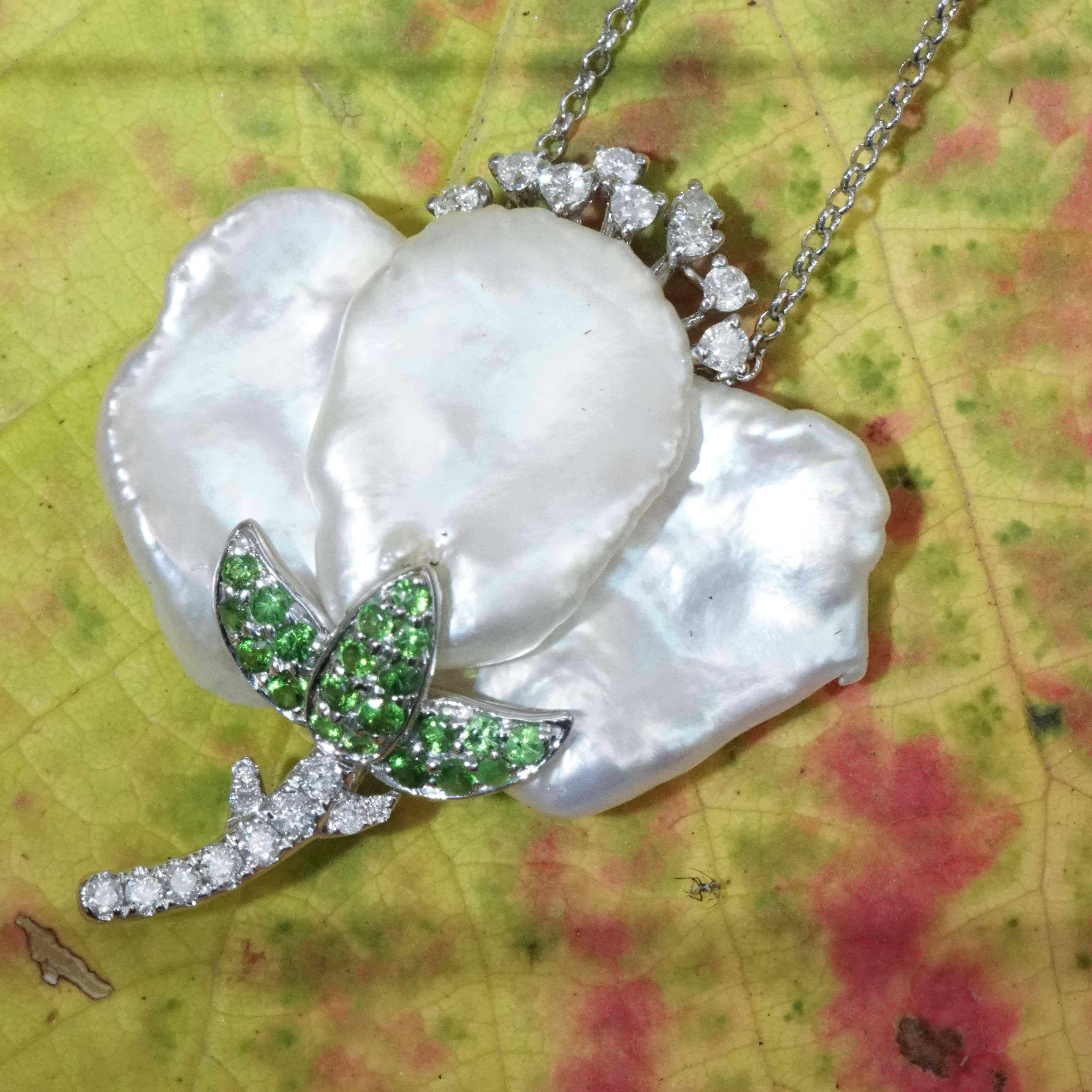 Pearl Brilliant Tsavorite Necklace forever frozen amazing designed Flower  For Sale 9