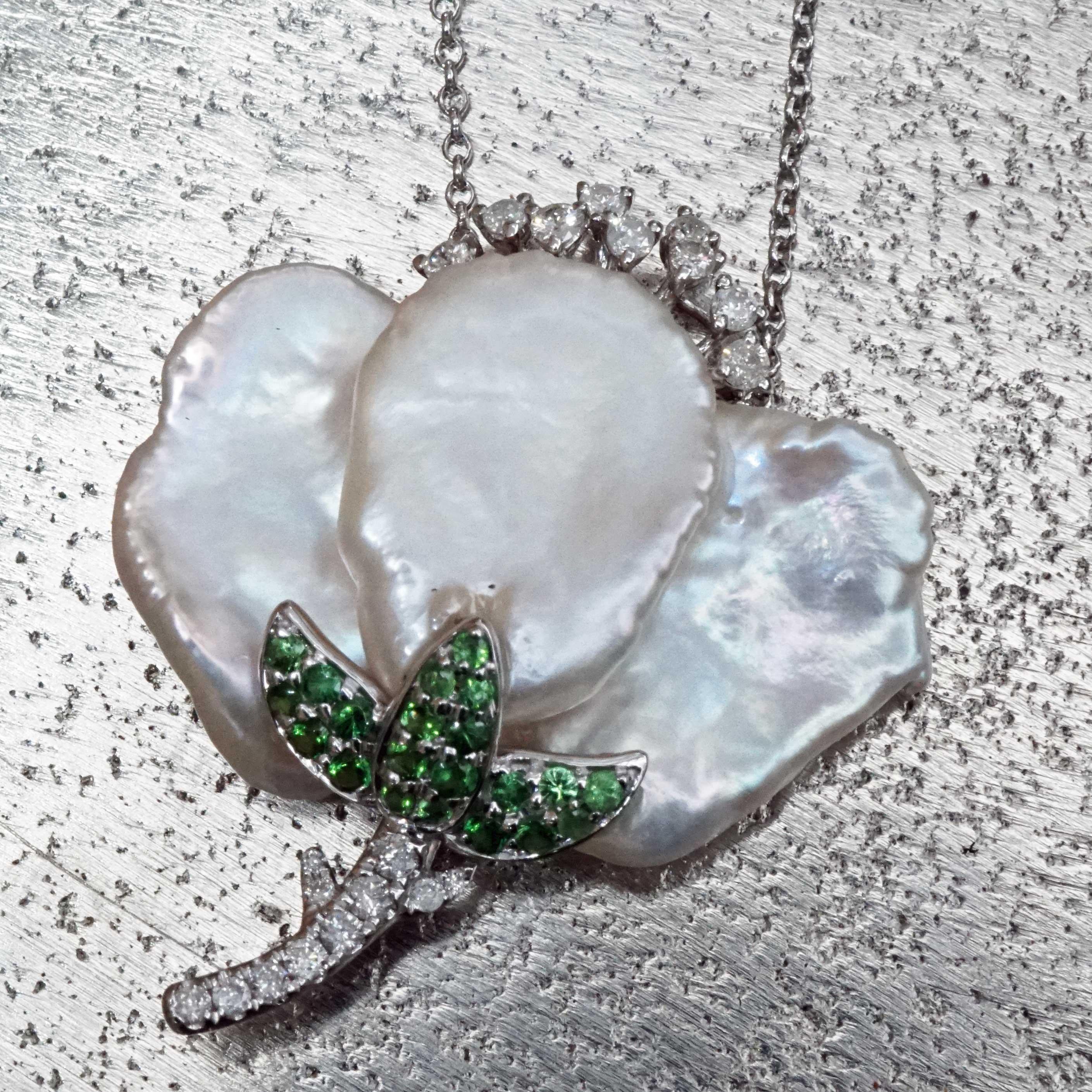 Modern Pearl Brilliant Tsavorite Necklace forever frozen amazing designed Flower  For Sale