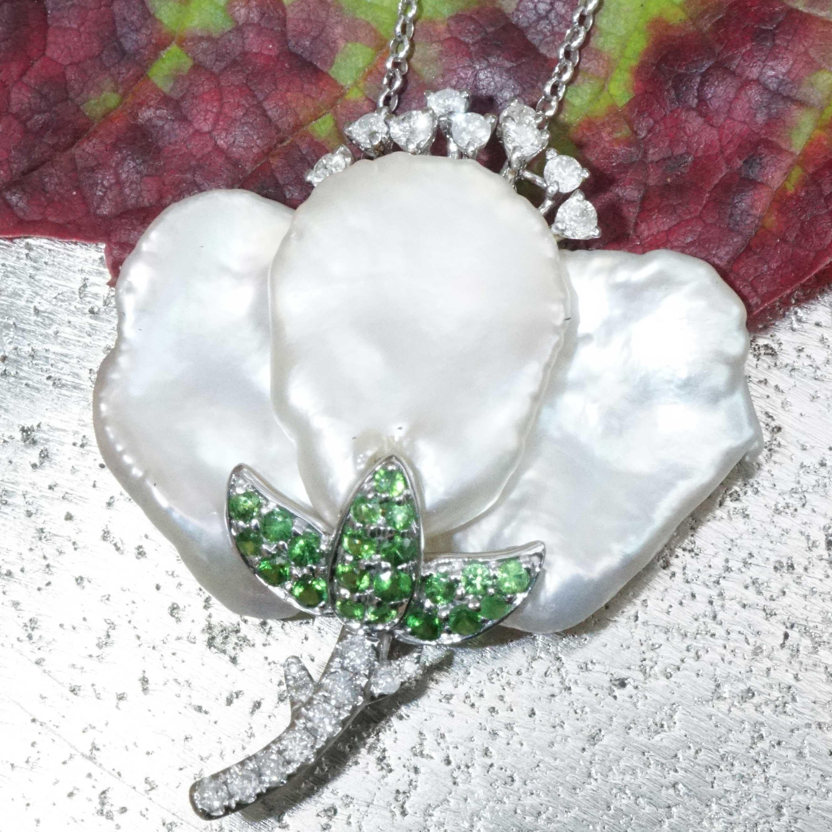 Brilliant Cut Pearl Brilliant Tsavorite Necklace forever frozen amazing designed Flower  For Sale