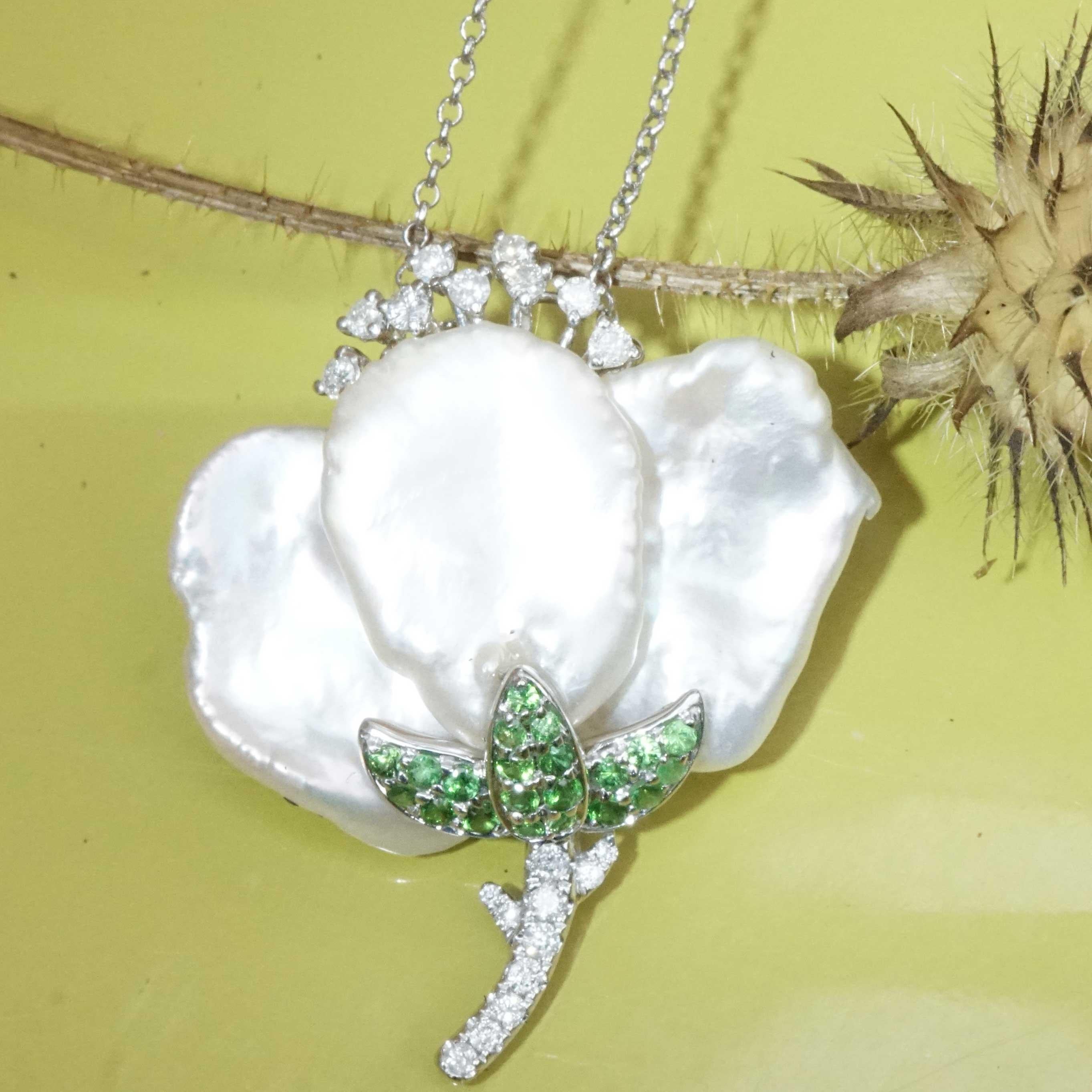 Pearl Brilliant Tsavorite Necklace forever frozen amazing designed Flower  In New Condition For Sale In Viena, Viena