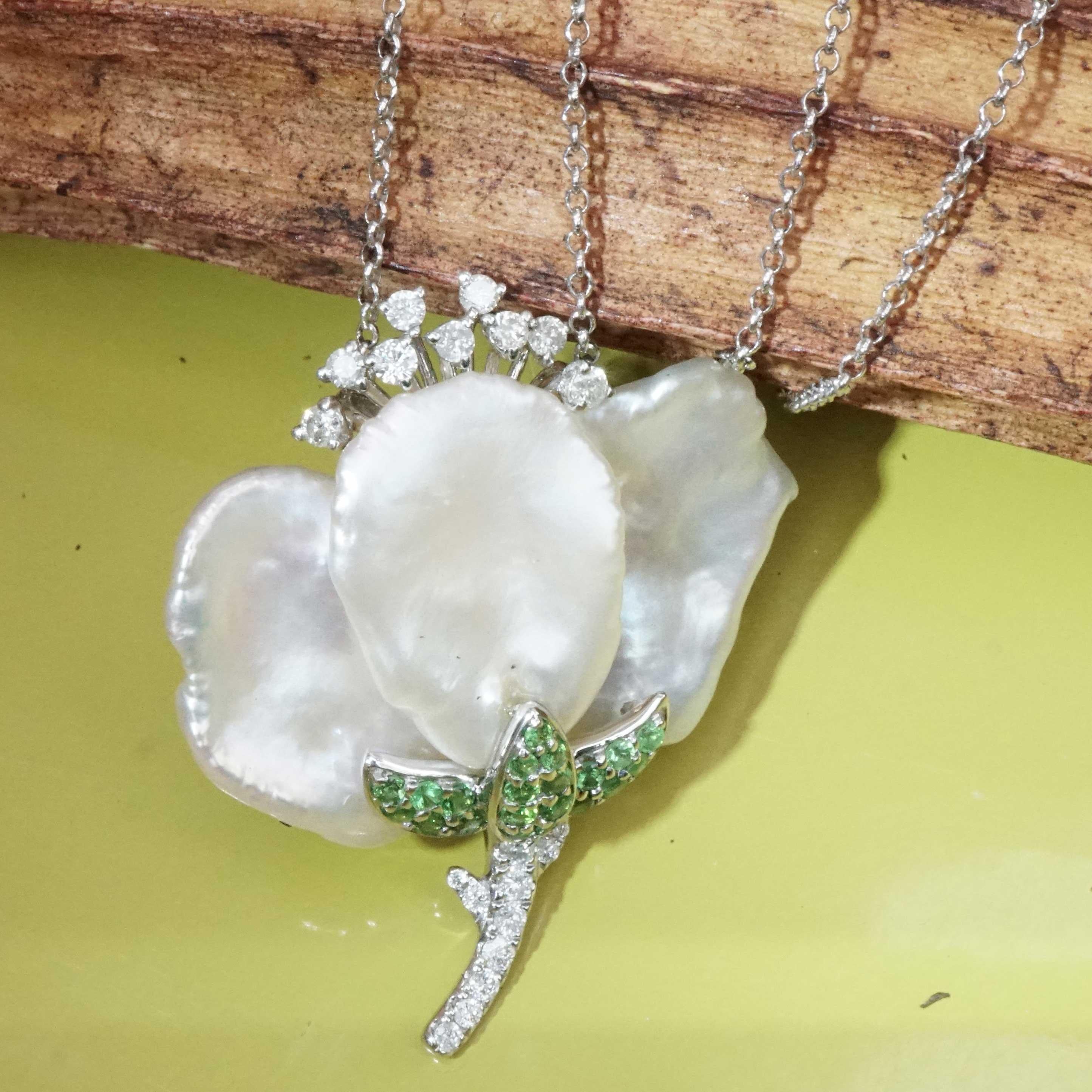 Women's or Men's Pearl Brilliant Tsavorite Necklace forever frozen amazing designed Flower  For Sale