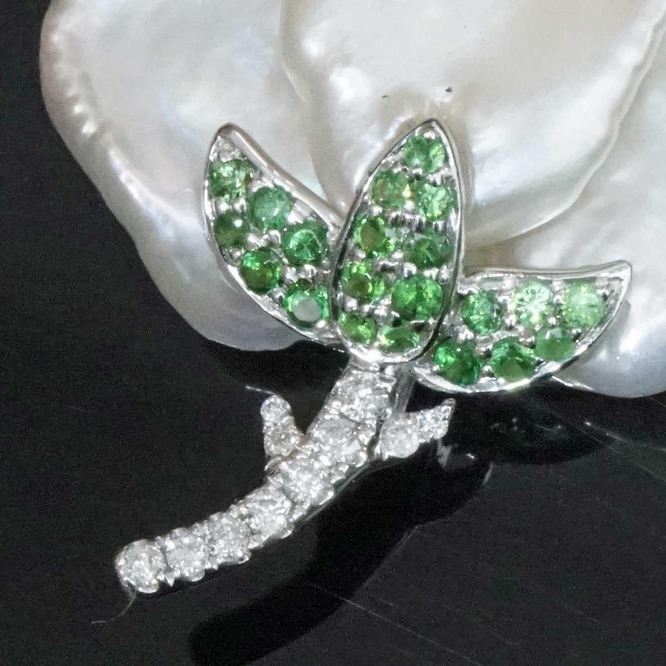 Perle Brillant Tsavorit Halskette für immer eingefroren erstaunlich gestaltet Blume  im Angebot 1