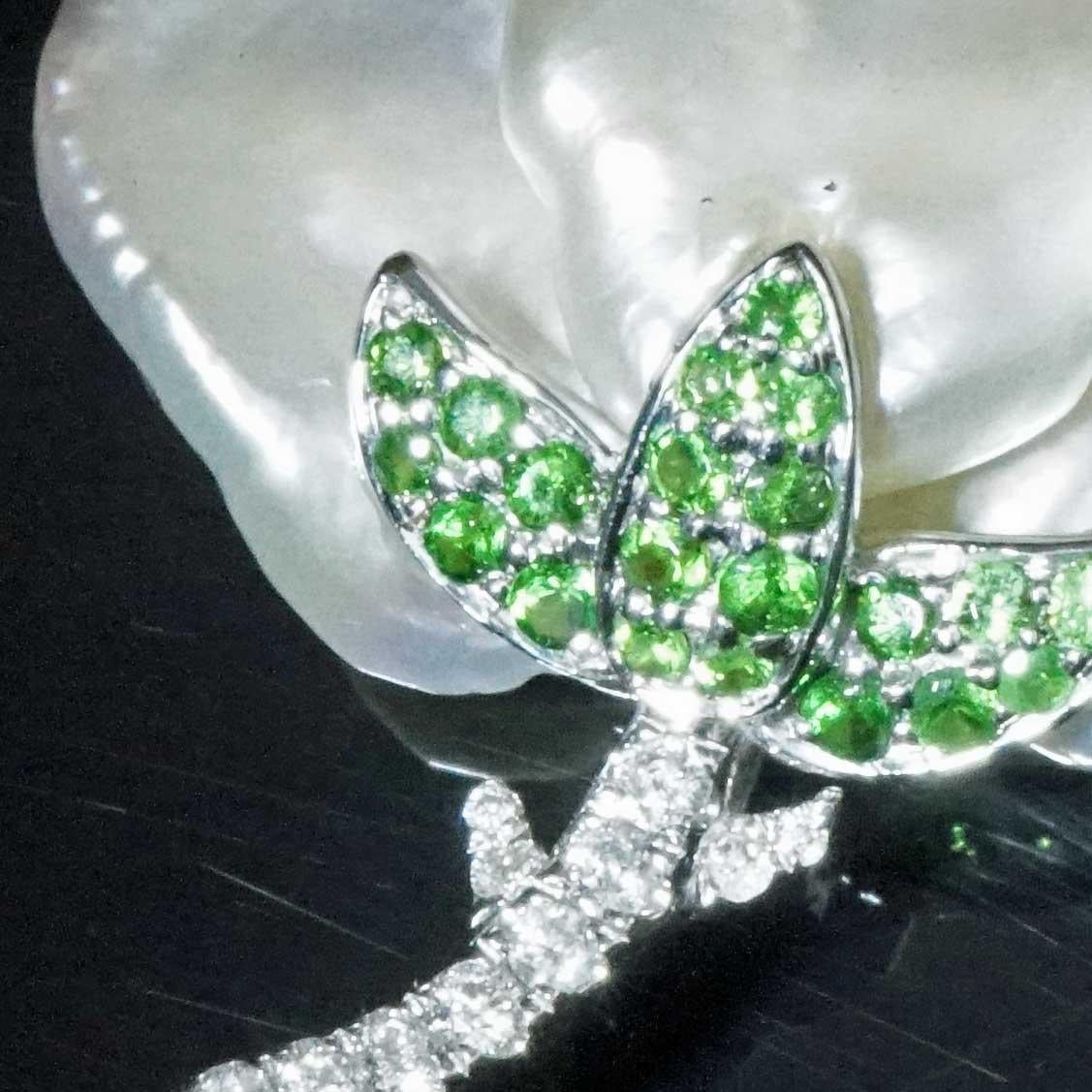 Pearl Brilliant Tsavorite Necklace forever frozen amazing designed Flower  For Sale 2