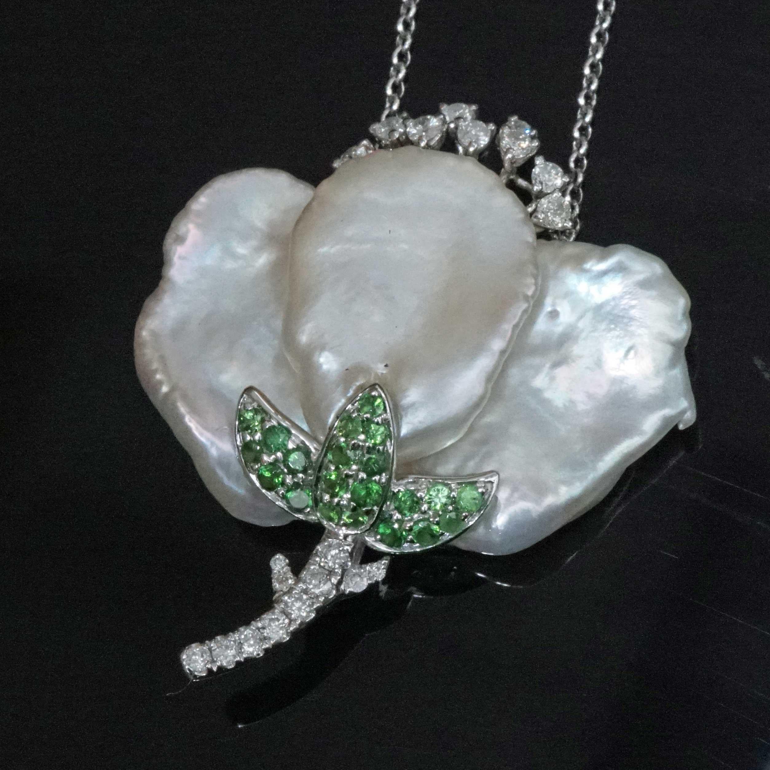 Pearl Brilliant Tsavorite Necklace forever frozen amazing designed Flower  For Sale 3