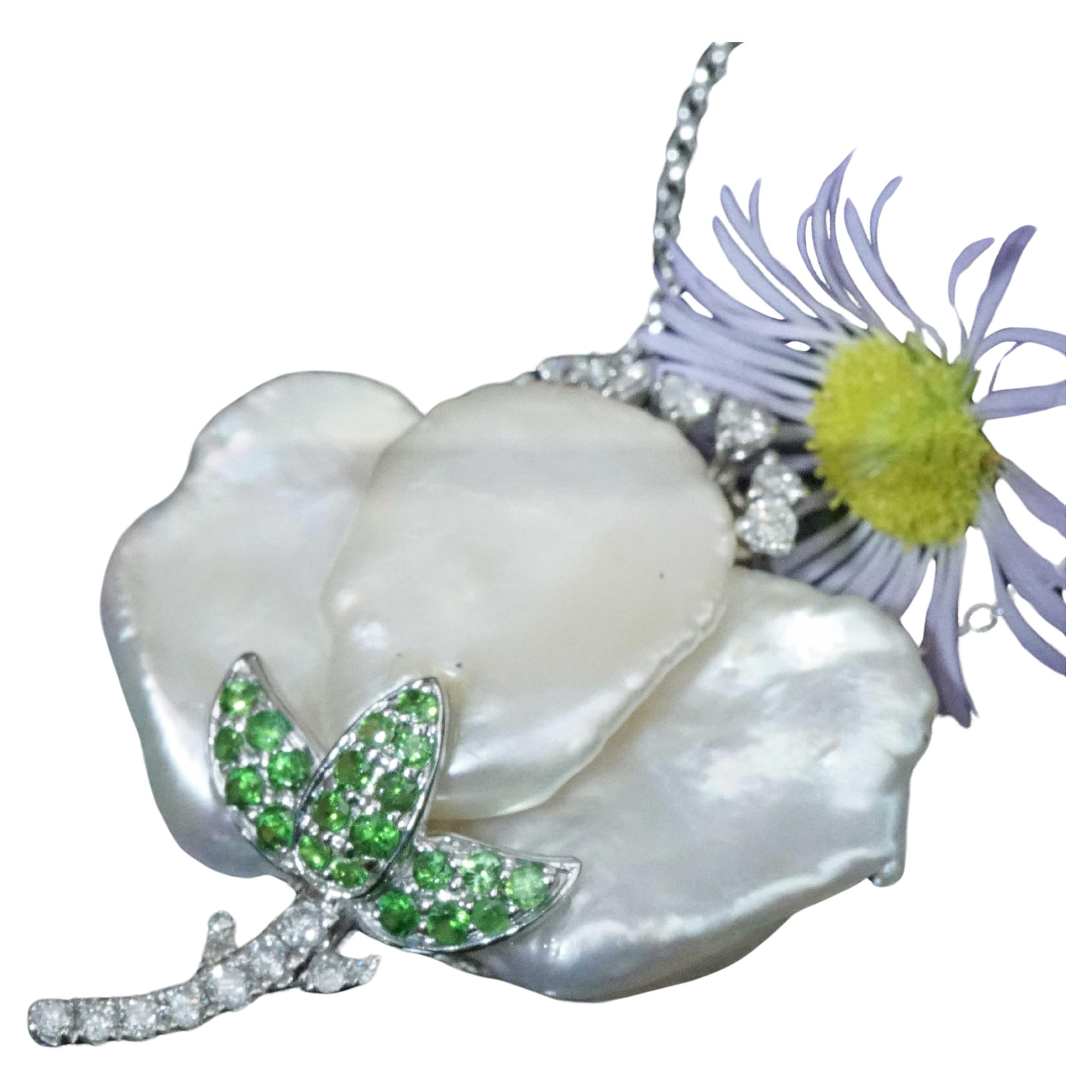 Pearl Brilliant Tsavorite Necklace forever frozen amazing designed Flower  For Sale