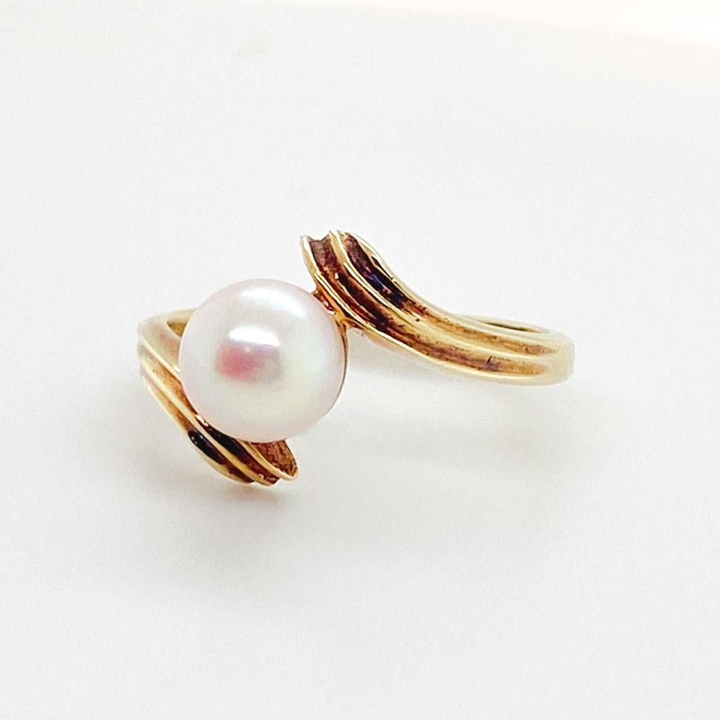 Perlen Bypass Solitär Ring, 14K Gelbgold, Vintage Estate Ring Circa 1960 (Kunsthandwerker*in) im Angebot