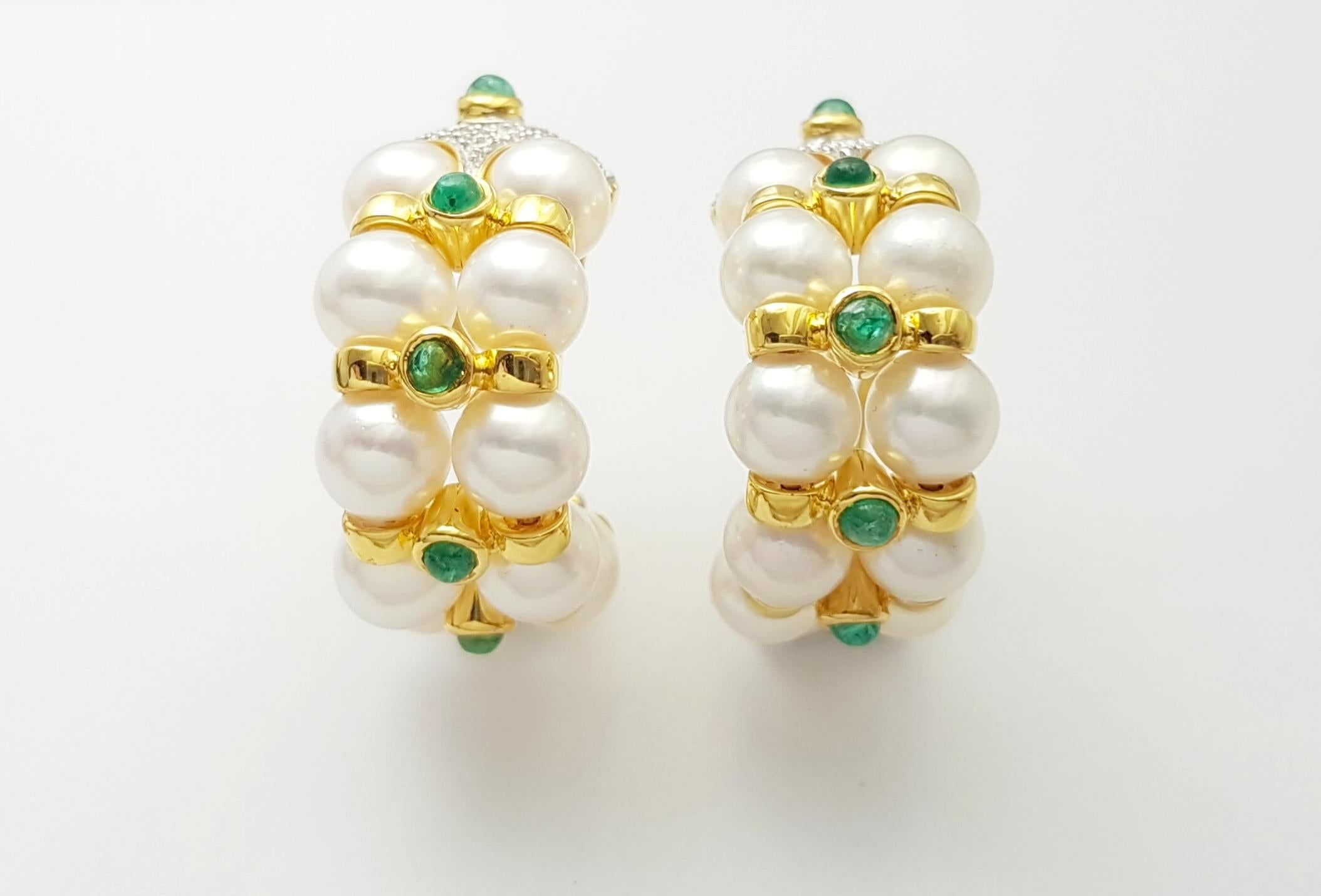 Pendientes de perlas, esmeraldas cabujón y diamantes engastados en oro de 18 quilates Contemporáneo en venta