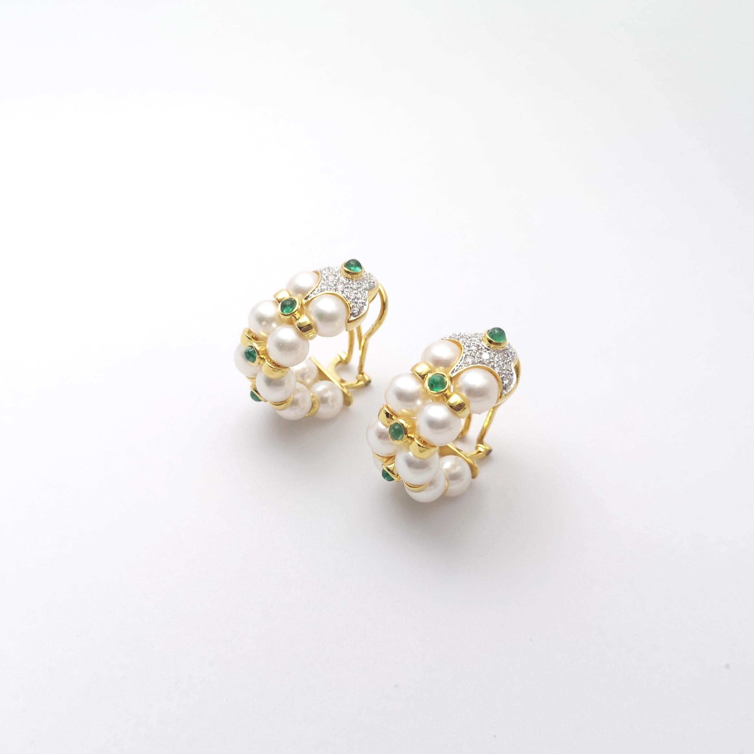 Pendientes de perlas, esmeraldas cabujón y diamantes engastados en oro de 18 quilates en Nuevo estado para la venta en Bangkok, TH