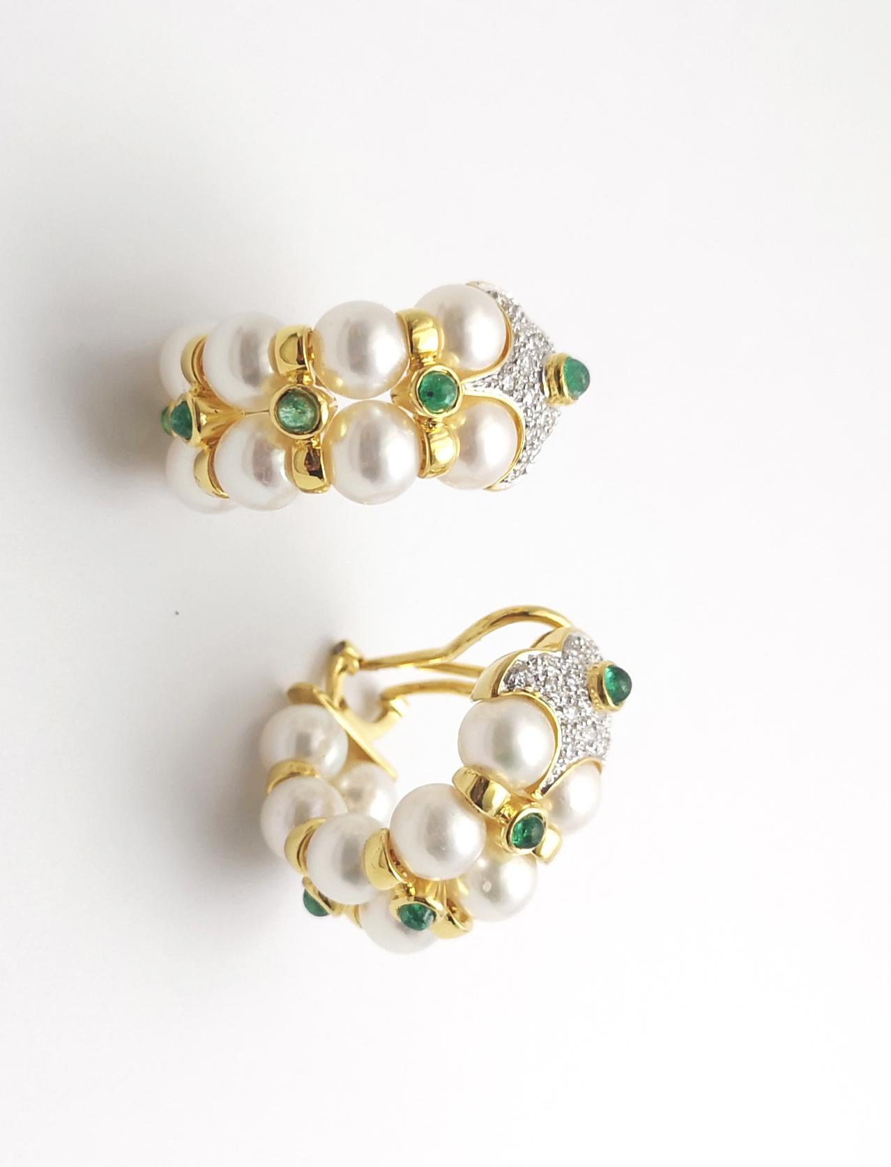 Pendientes de perlas, esmeraldas cabujón y diamantes engastados en oro de 18 quilates en venta 1