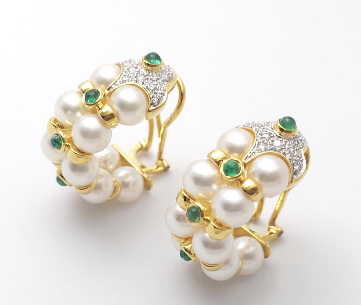 Pendientes de perlas, esmeraldas cabujón y diamantes engastados en oro de 18 quilates en venta 2