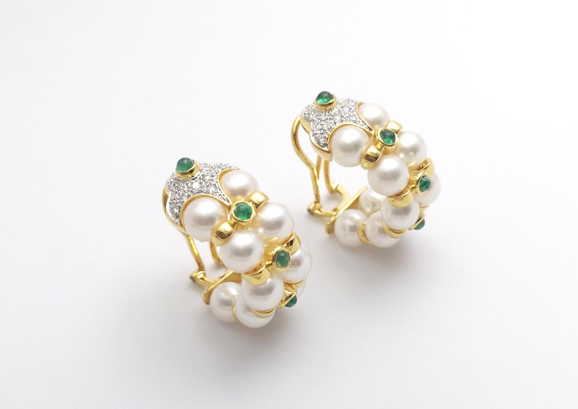 Pendientes de perlas, esmeraldas cabujón y diamantes engastados en oro de 18 quilates en venta 3
