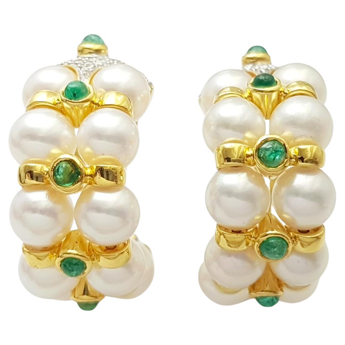 Pendientes de perlas, esmeraldas cabujón y diamantes engastados en oro de 18 quilates en venta