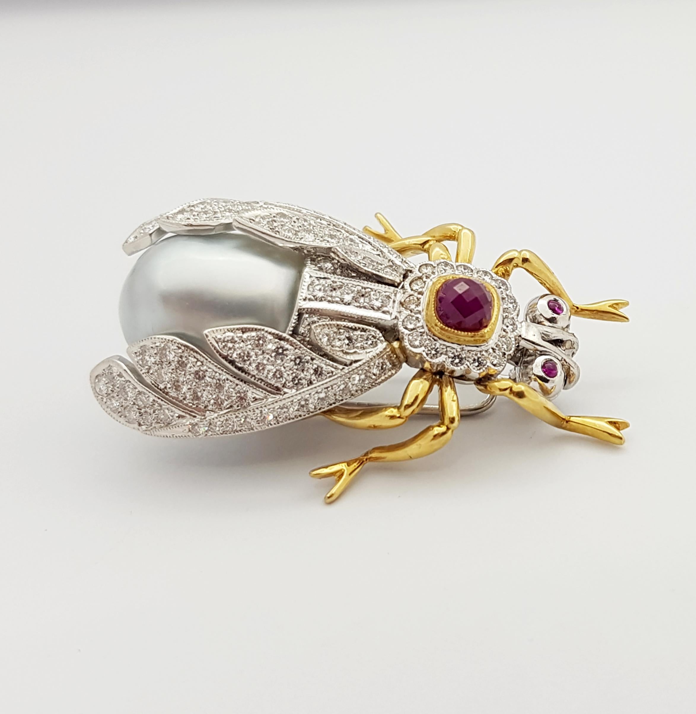Perle, Rubis Cabochon 1,09 carats, Rubis Cabochon 0,21 carats avec Diamant 1,94 carats Broche sertie dans une monture en or blanc 18 carats

Largeur :  2.5 cm 
Longueur :  4.8 cm
Poids total : 20,58 grammes

