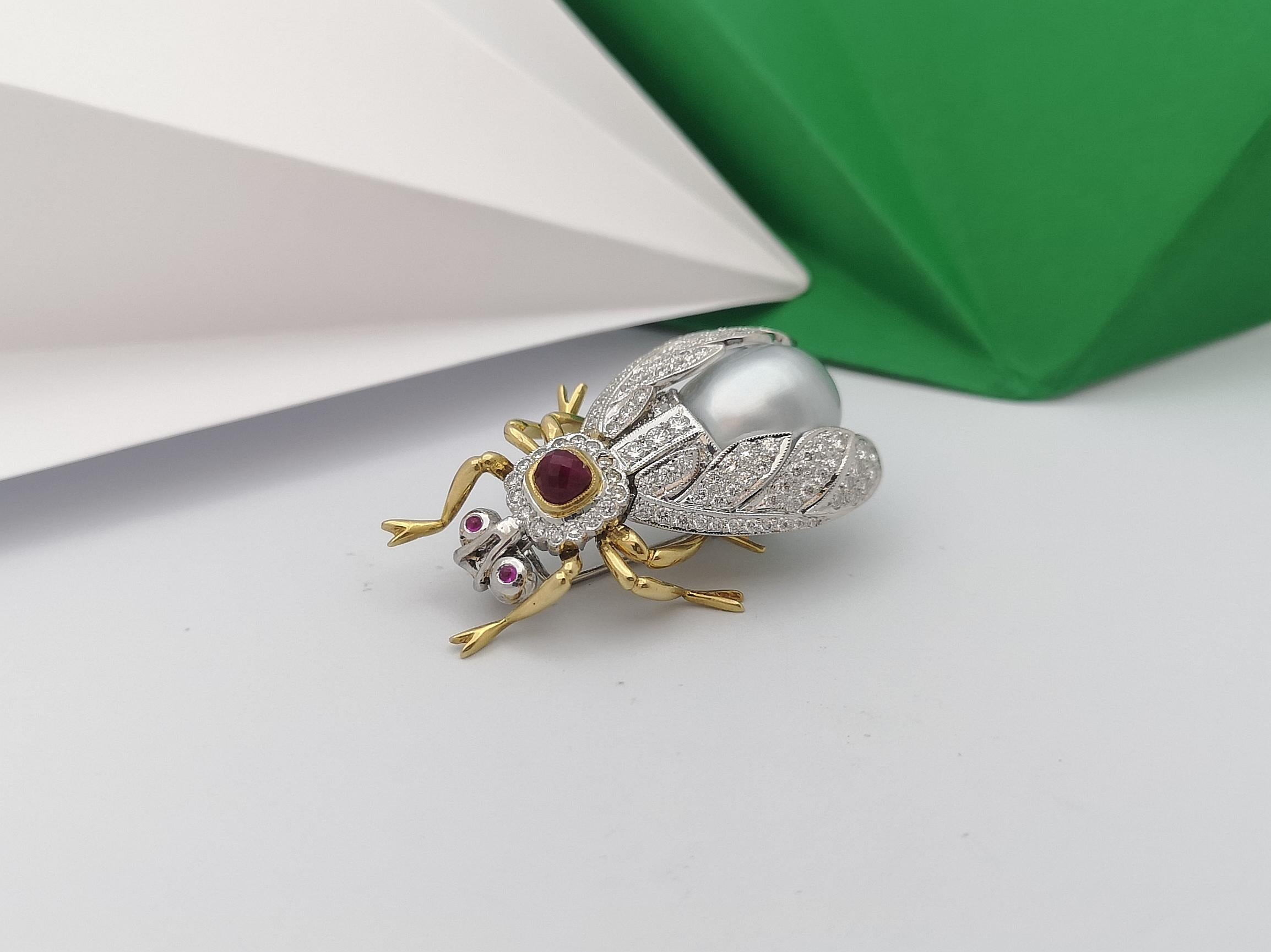 Broche abeille en or blanc 18 carats sertie de perles, de rubis cabochons et de diamants Neuf - En vente à Bangkok, TH