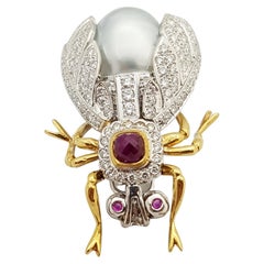 Broche abeille en or blanc 18 carats sertie de perles, de rubis cabochons et de diamants