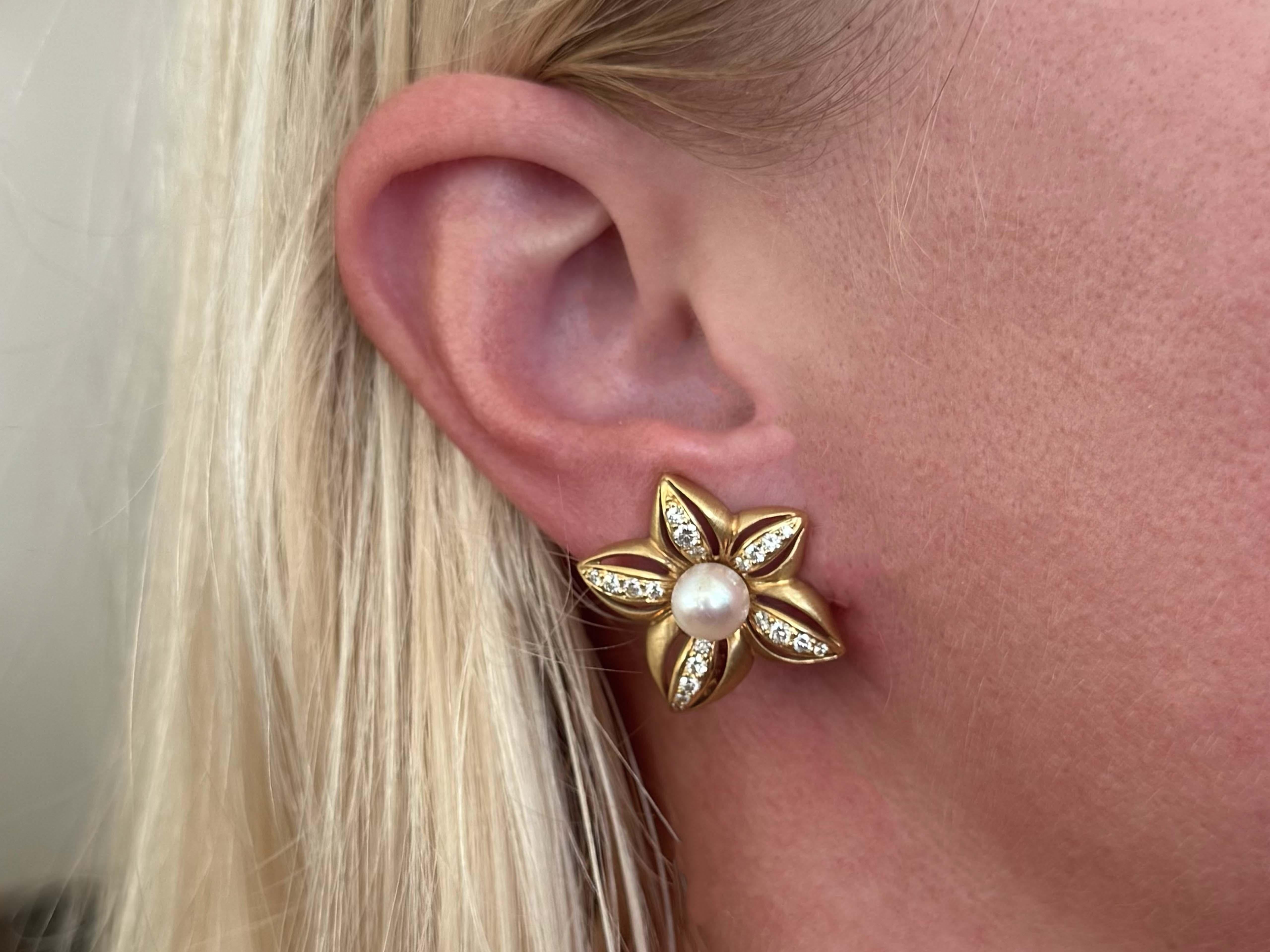 Orecchini Specifiche:

Metallo: oro giallo 18k

Diametro dell'orecchino: 0,90