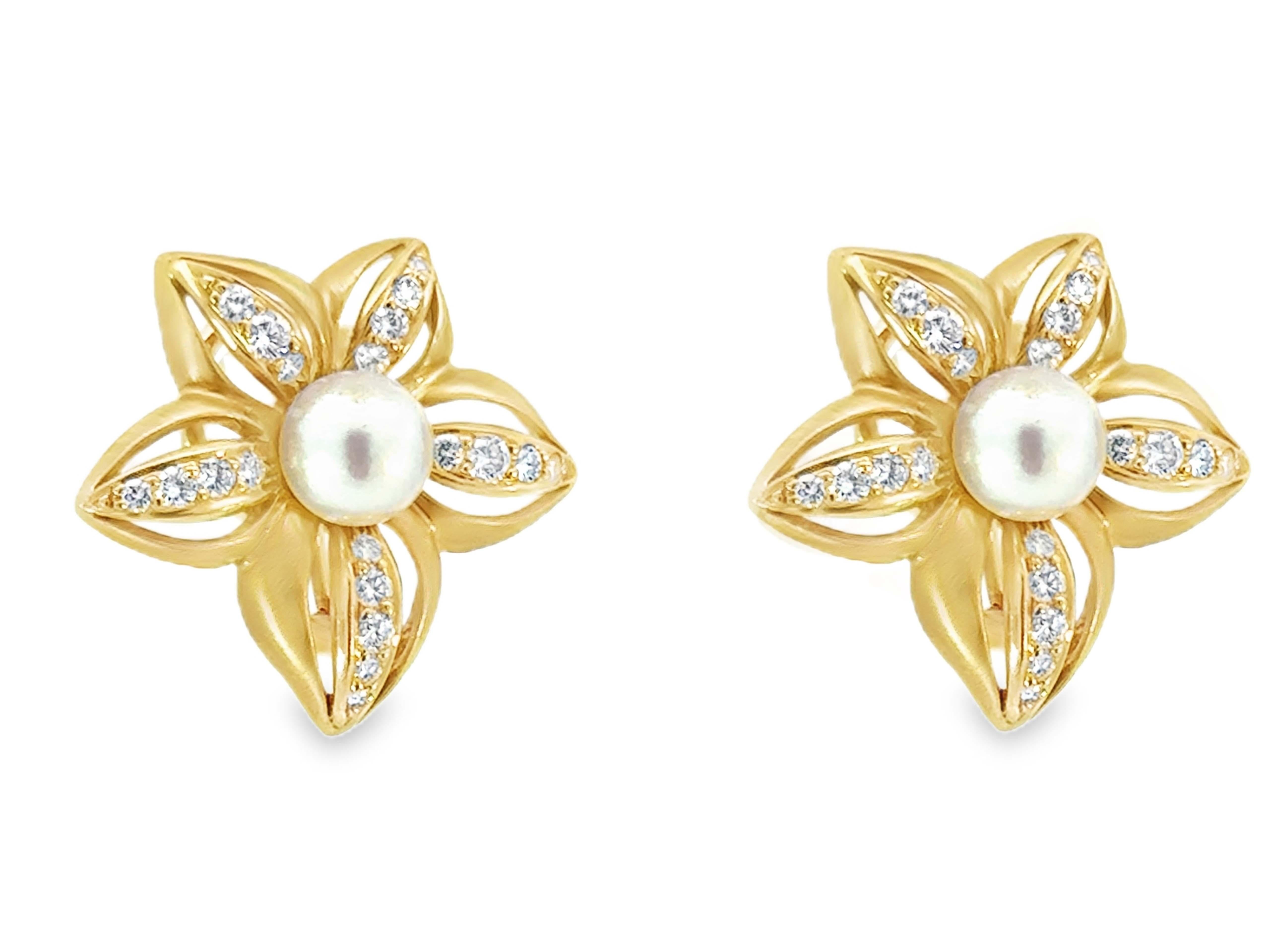 Moderno Orecchini a fiore con centro di perla e petali di diamante in oro giallo satinato 18 carati in vendita