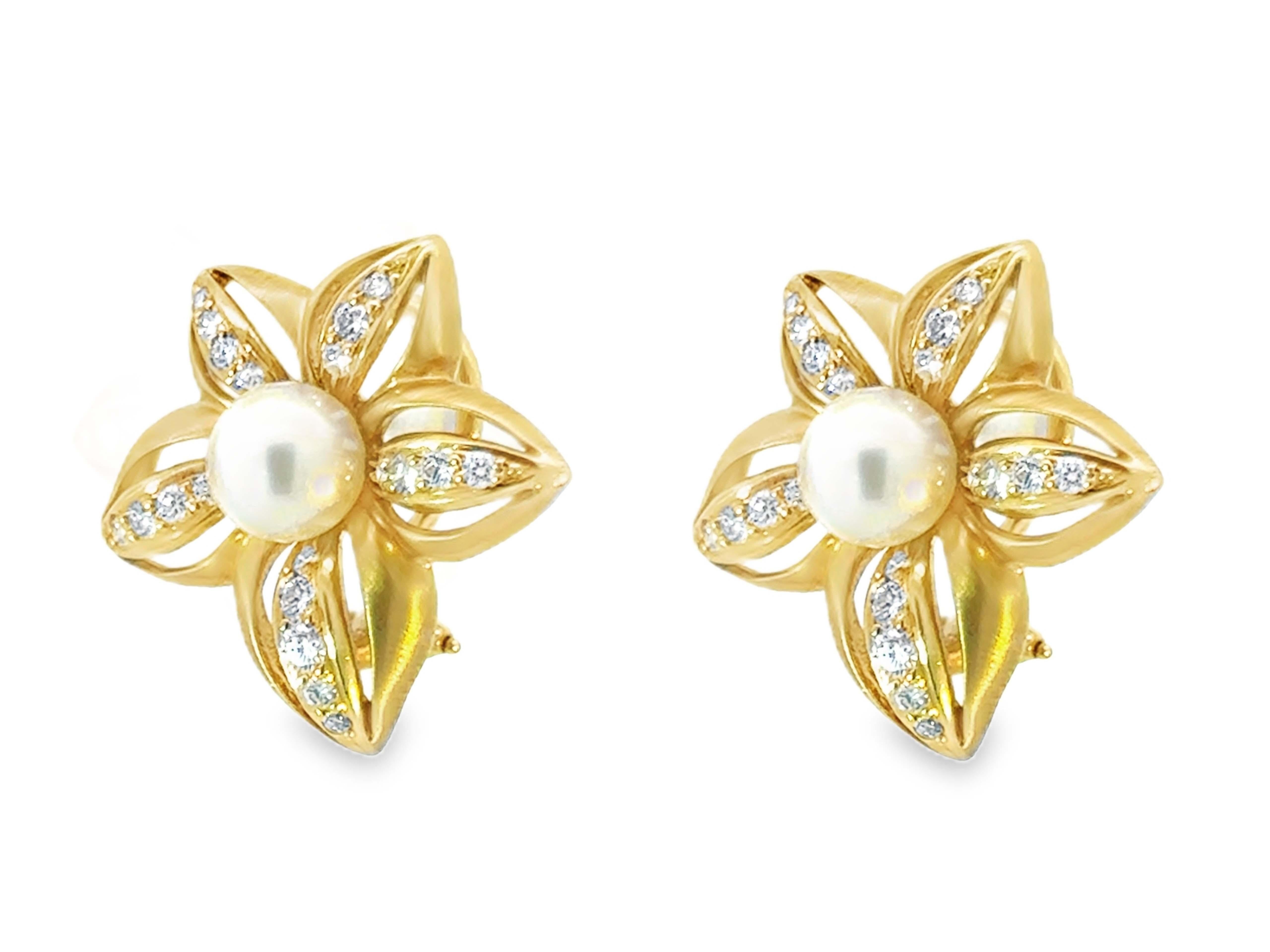 Taglio rotondo Orecchini a fiore con centro di perla e petali di diamante in oro giallo satinato 18 carati in vendita