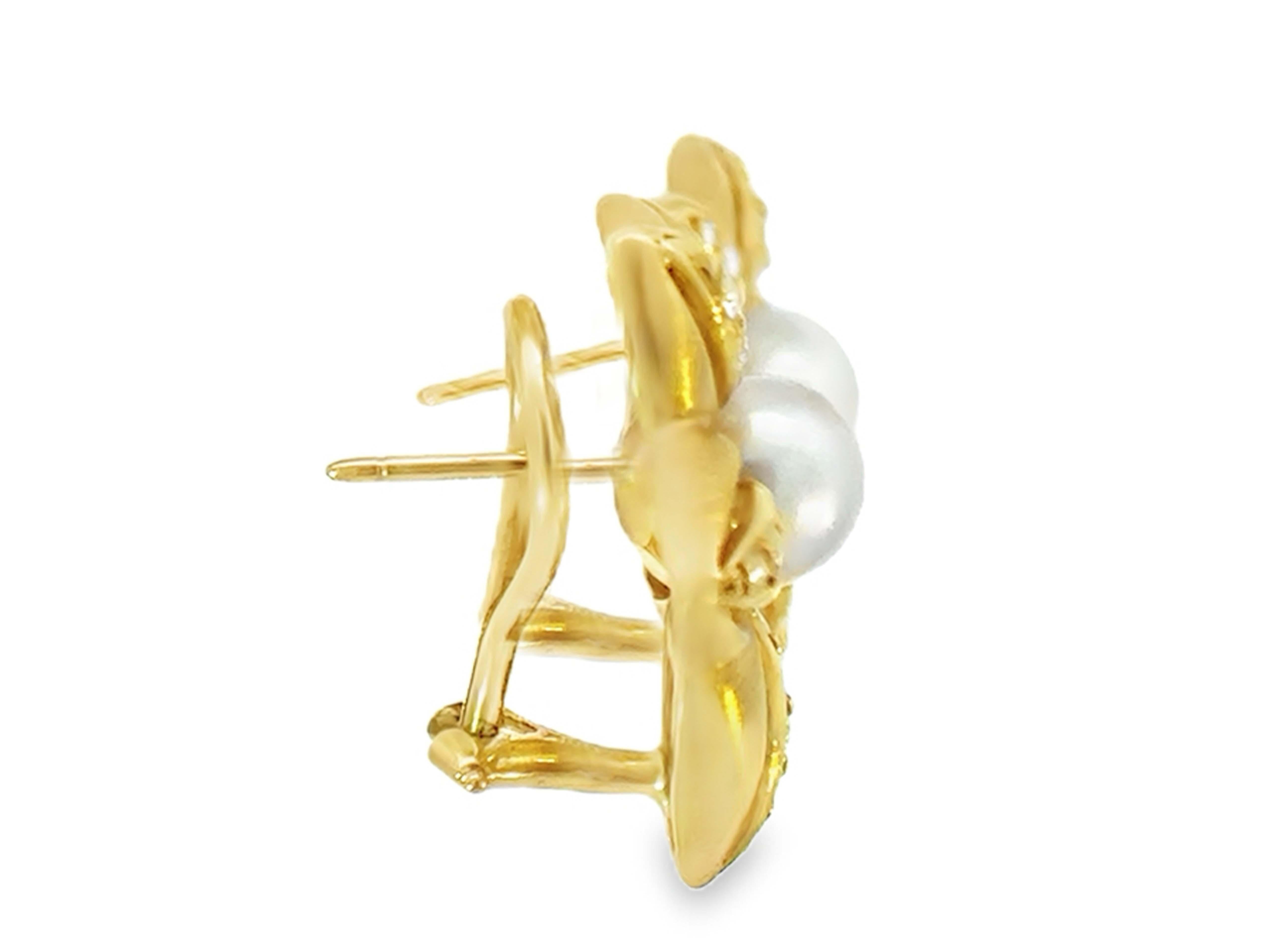 Orecchini a fiore con centro di perla e petali di diamante in oro giallo satinato 18 carati In condizioni ottime in vendita a Honolulu, HI